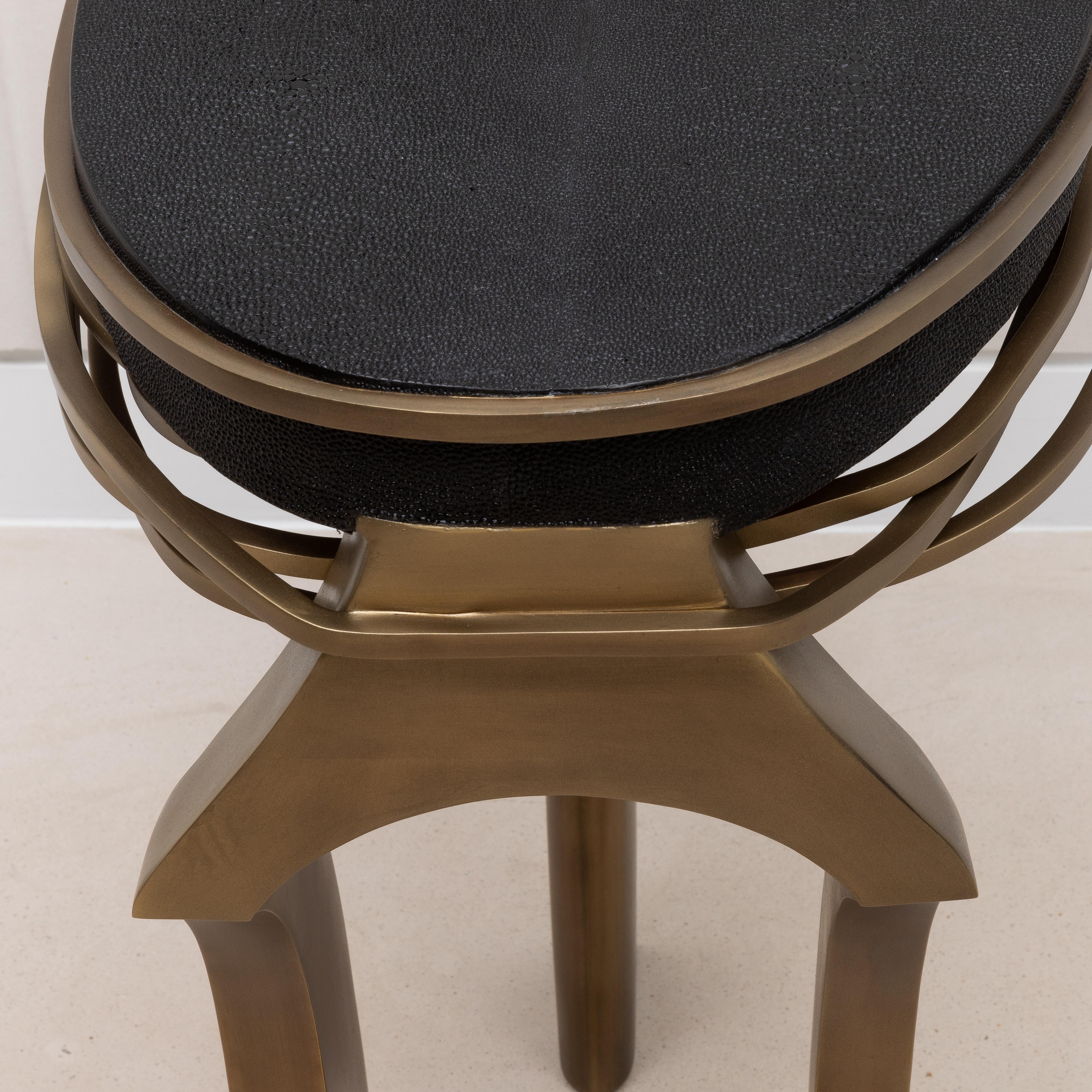 Table d'appoint en galuchat noir et laiton patiné bronze par Kifu Paris en vente 6