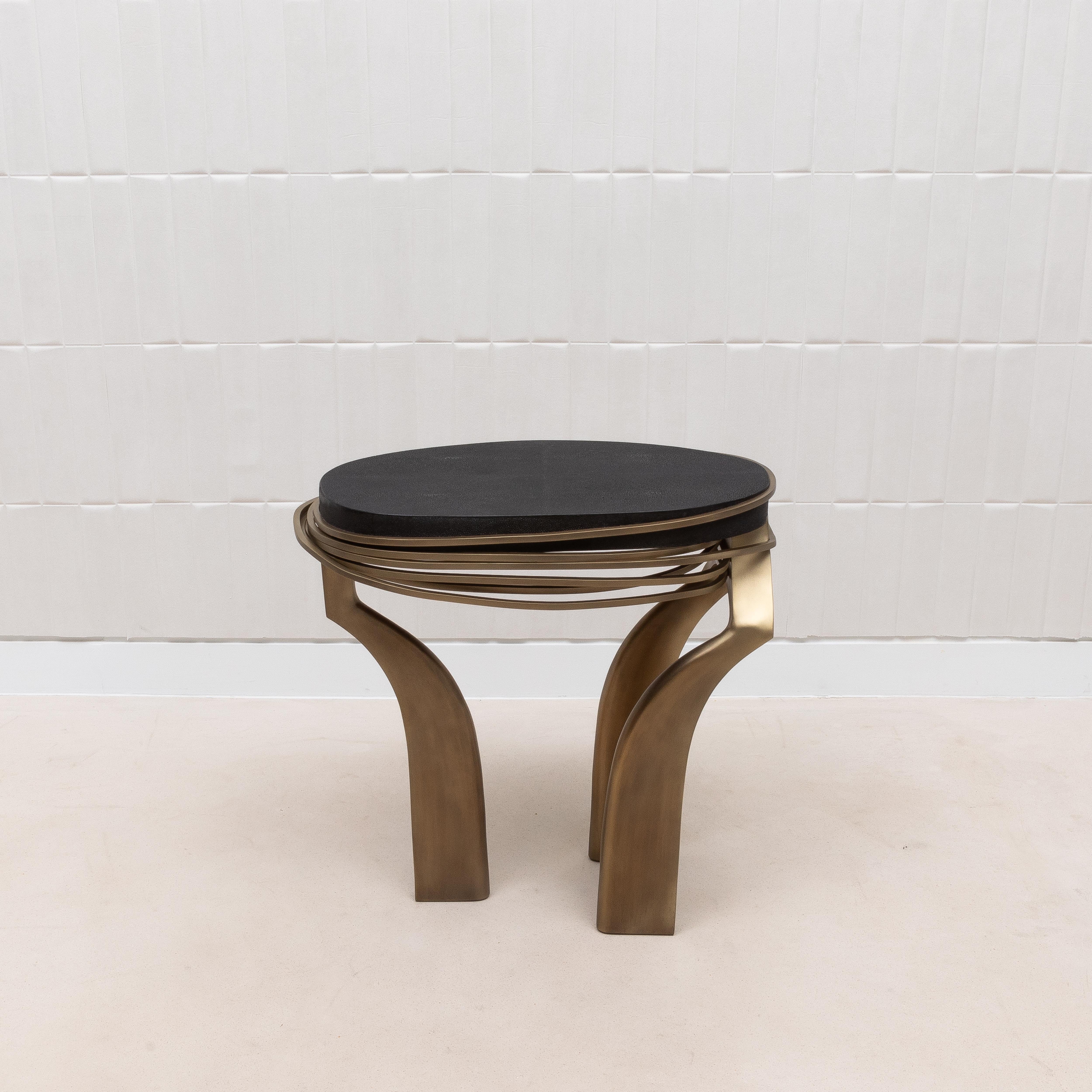 La grande table d'appoint Galaxy par Eleg est une pièce exquise qui respire la sophistication et l'élégance moderne. Le plateau, fabriqué en luxueux galuchat noir, offre une surface riche et tactile qui contraste magnifiquement avec la base