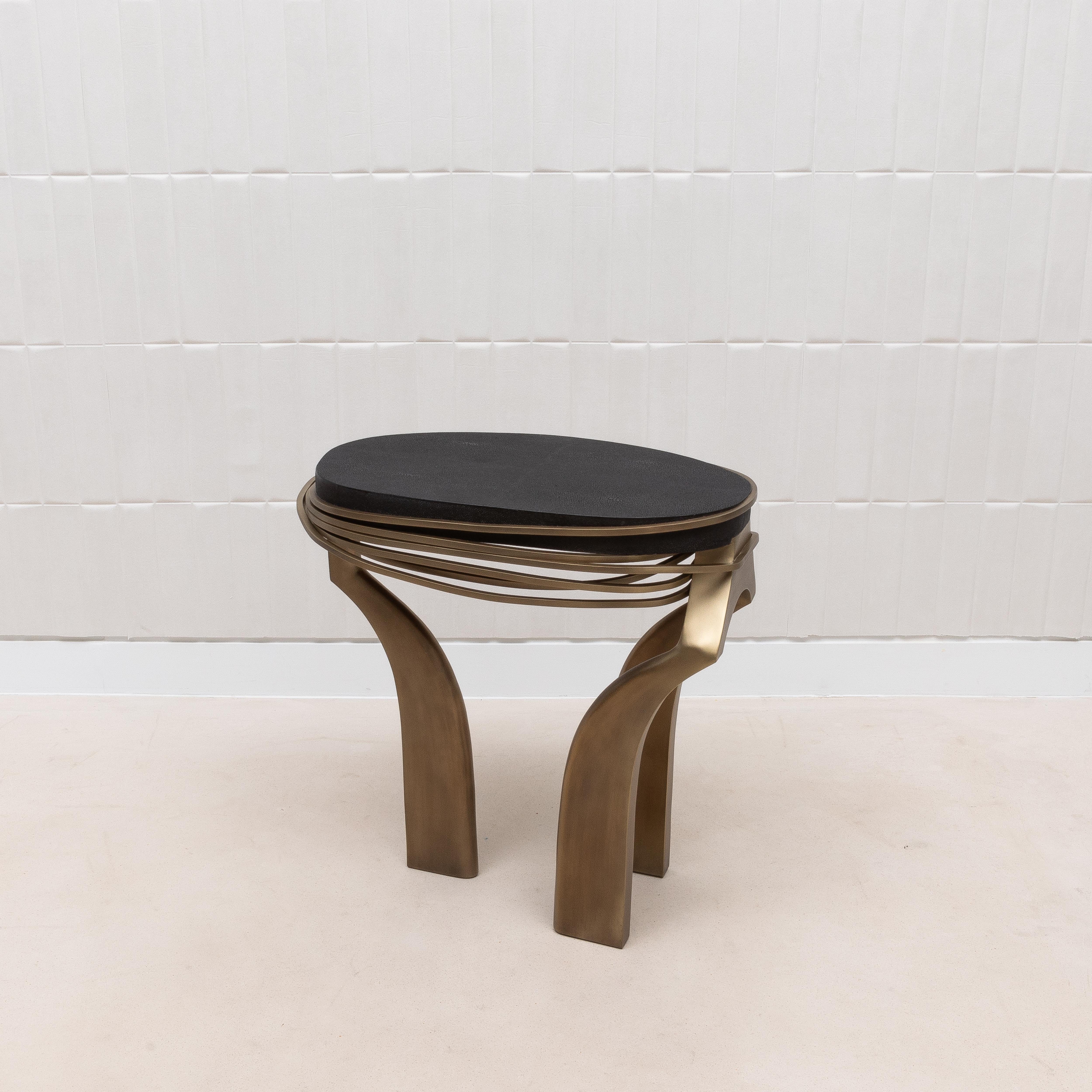 Art déco Table d'appoint en galuchat noir et laiton patiné bronze par Kifu Paris en vente