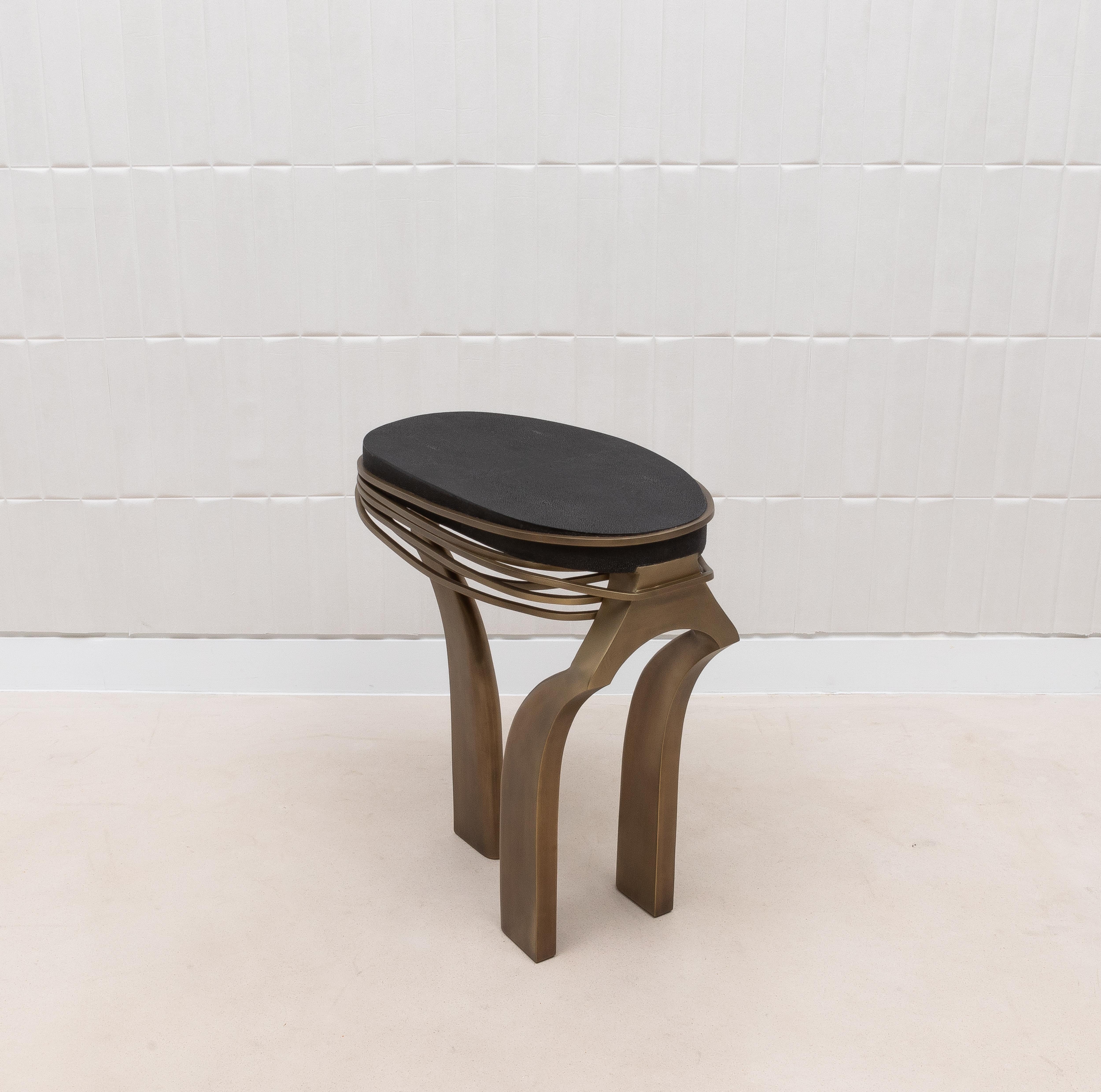 Philippin Table d'appoint en galuchat noir et laiton patiné bronze par Kifu Paris en vente