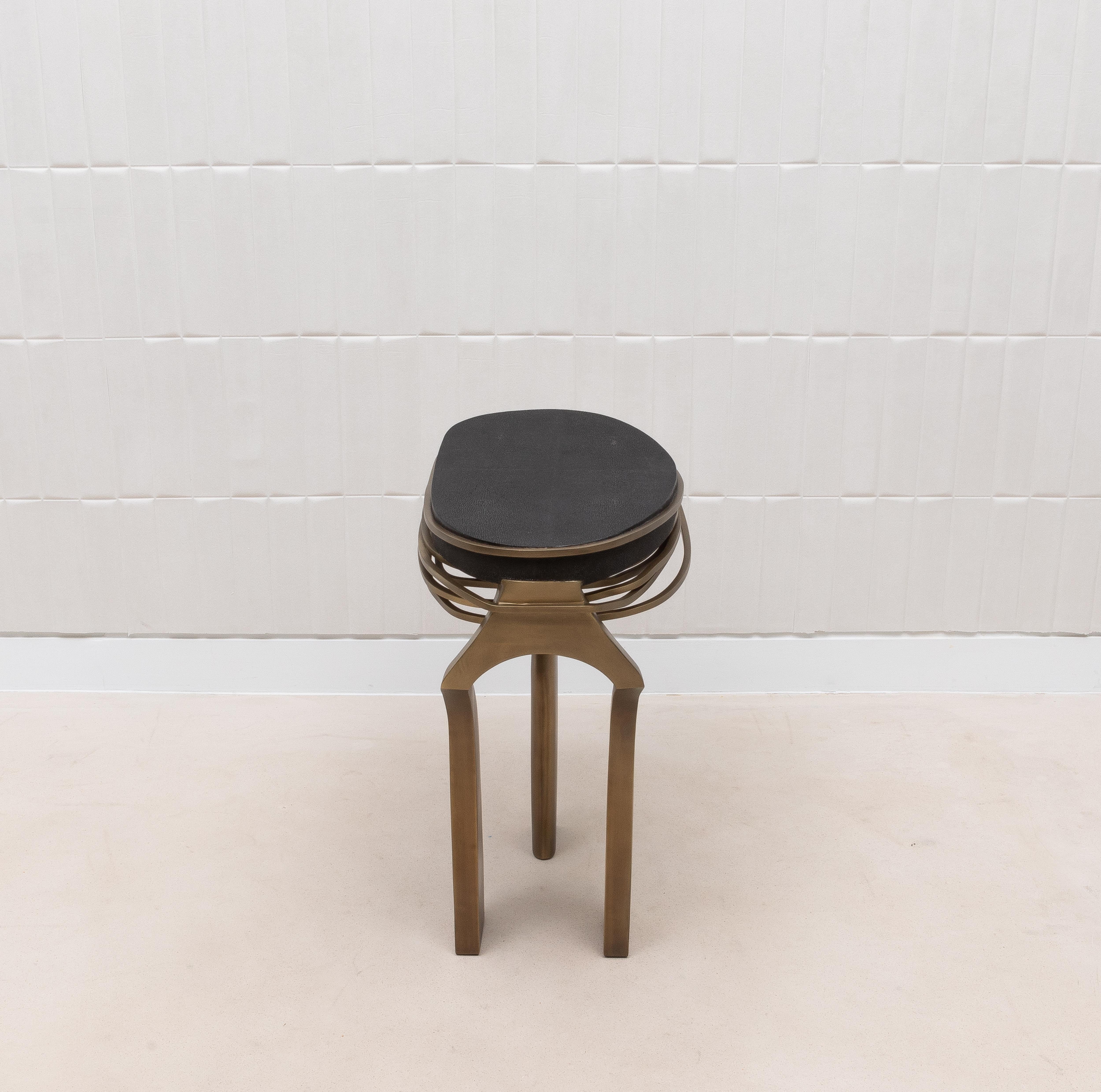 Fait main Table d'appoint en galuchat noir et laiton patiné bronze par Kifu Paris en vente
