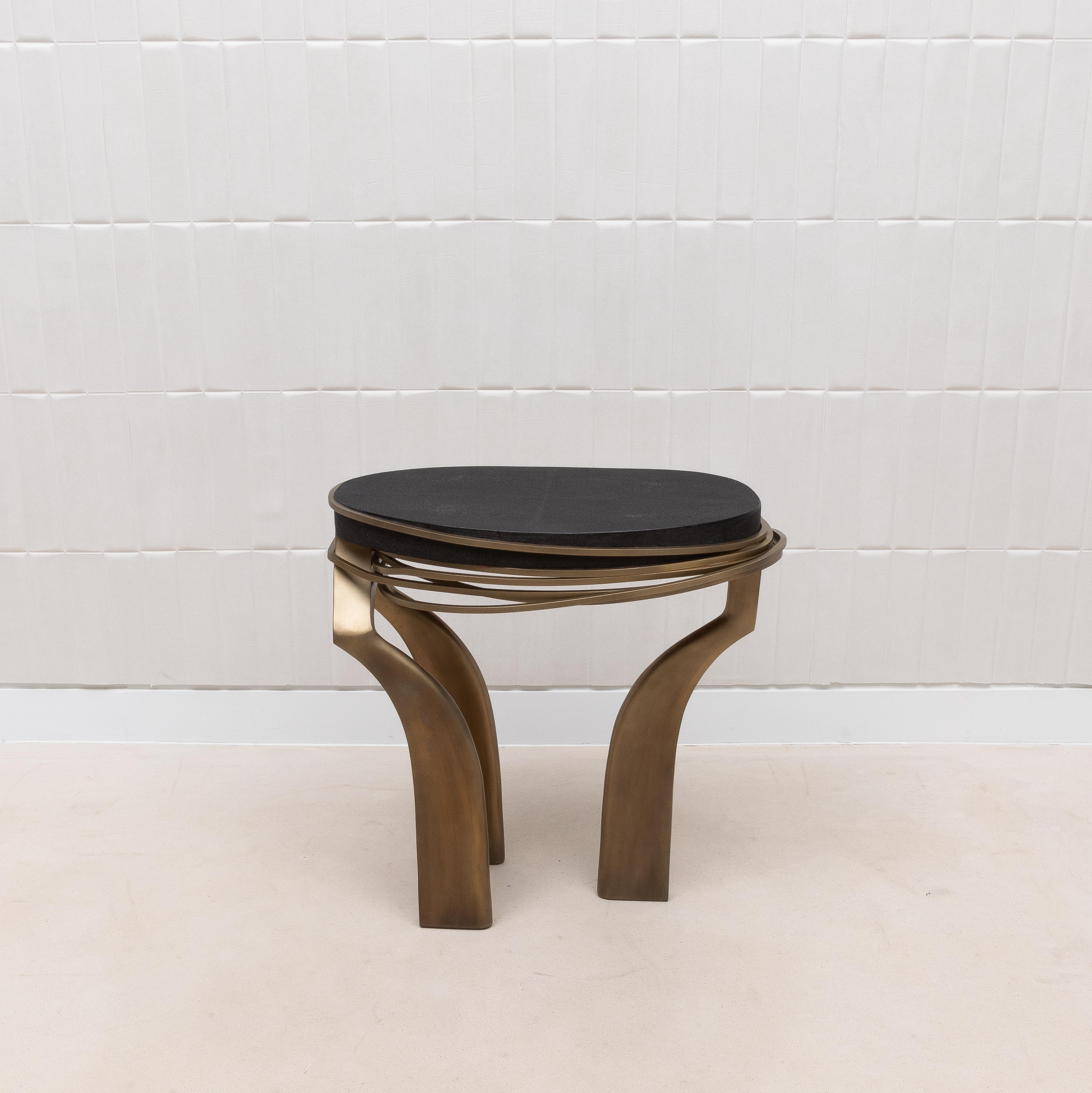 Table d'appoint en galuchat noir et laiton patiné bronze par Kifu Paris Neuf - En vente à West Hollywood, CA