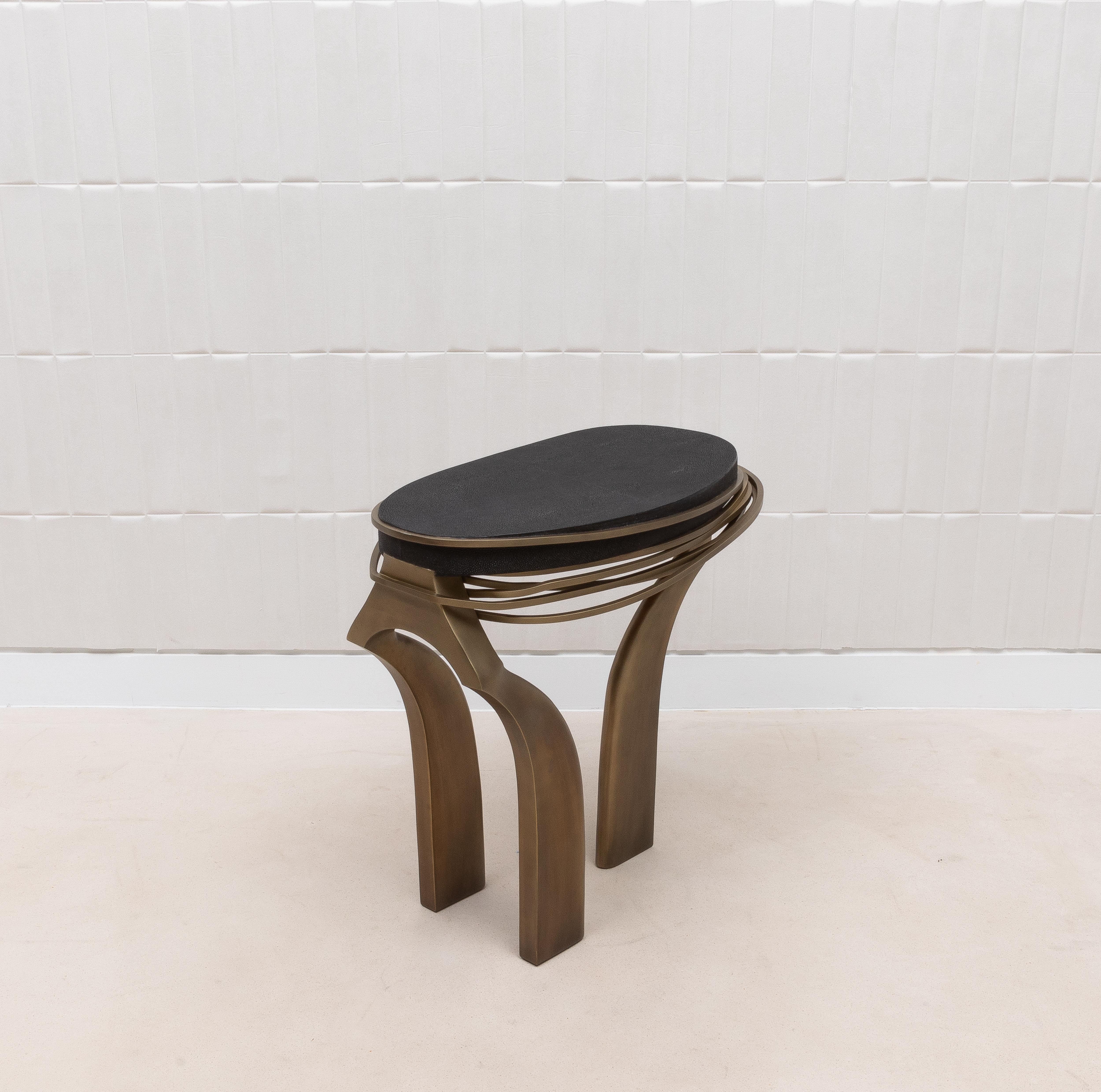 XXIe siècle et contemporain Table d'appoint en galuchat noir et laiton patiné bronze par Kifu Paris en vente
