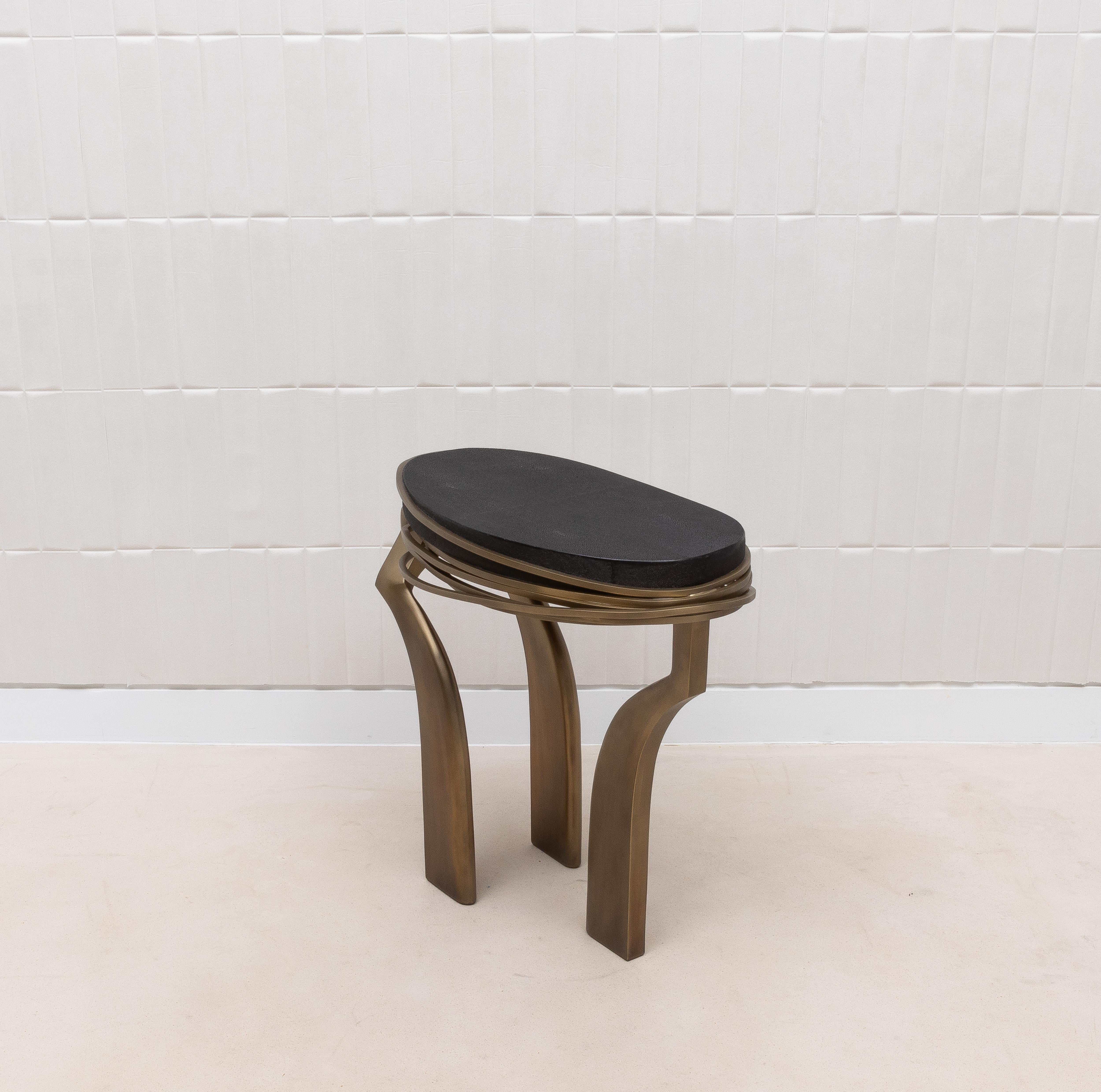 Laiton Table d'appoint en galuchat noir et laiton patiné bronze par Kifu Paris en vente