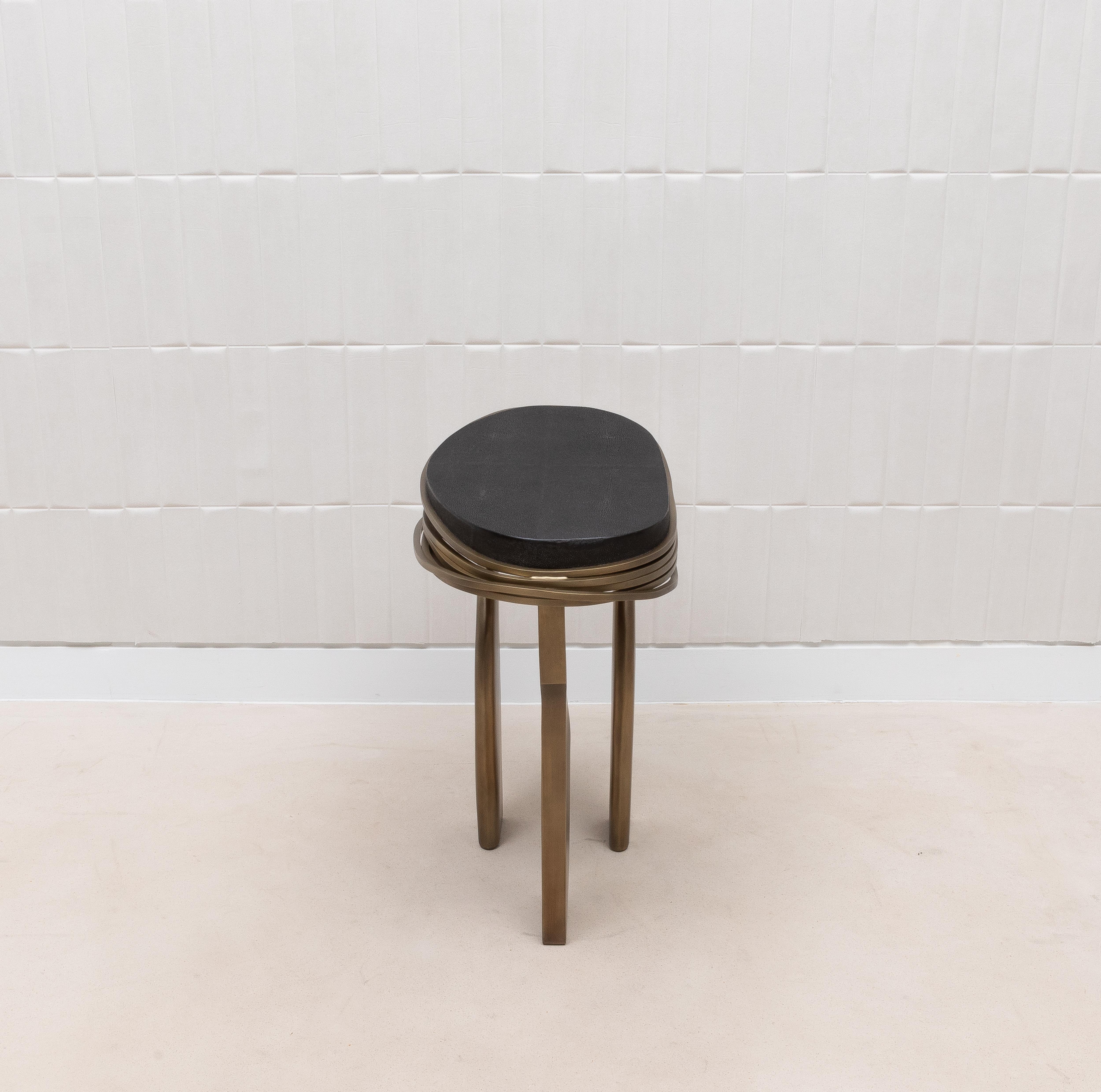 Table d'appoint en galuchat noir et laiton patiné bronze par Kifu Paris en vente 1