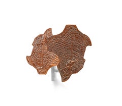 Mesa auxiliar de latón y base acrílica