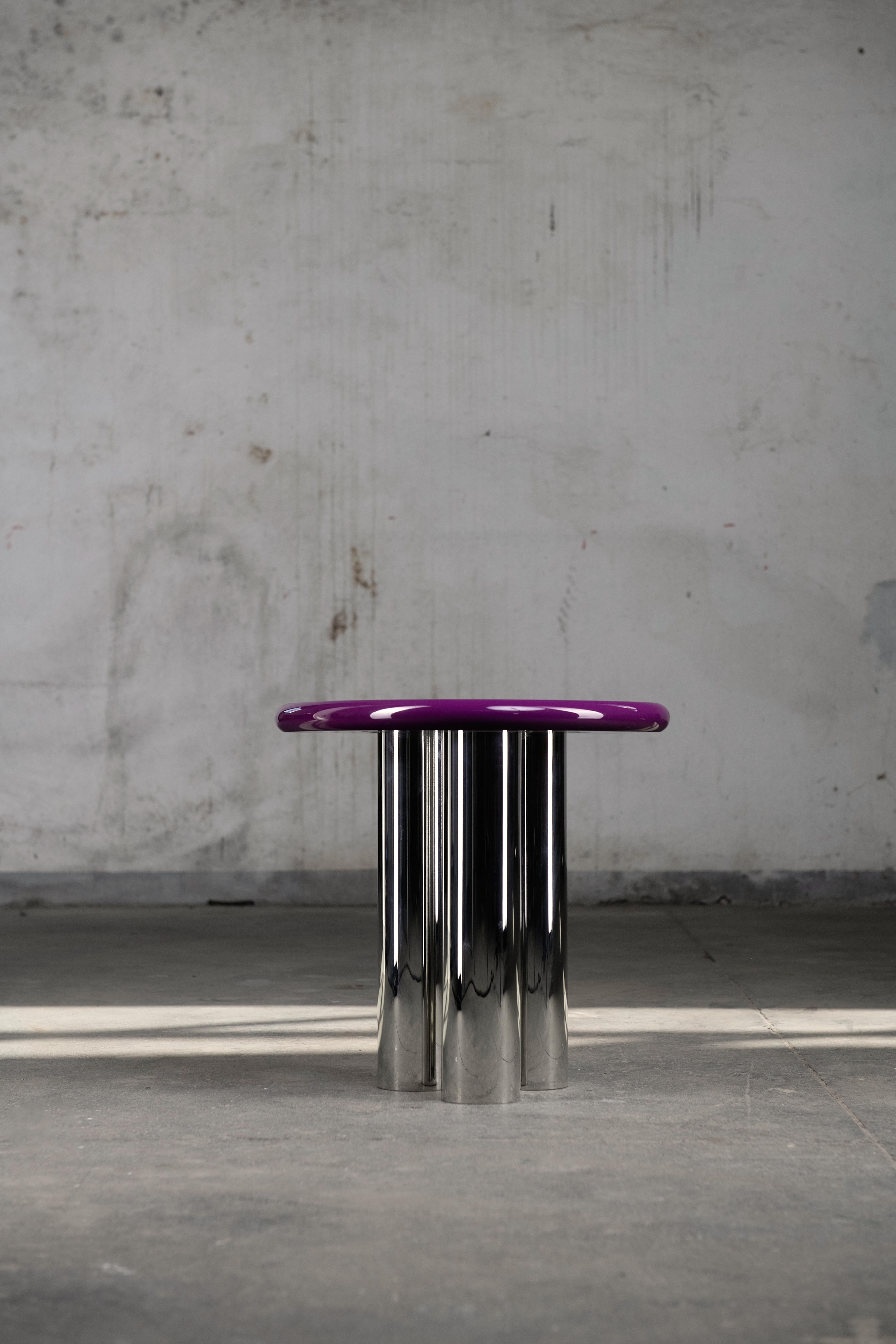 Contemporain Table d'appoint en acier inoxydable et bois laqué brillant par Reverso Studio en vente
