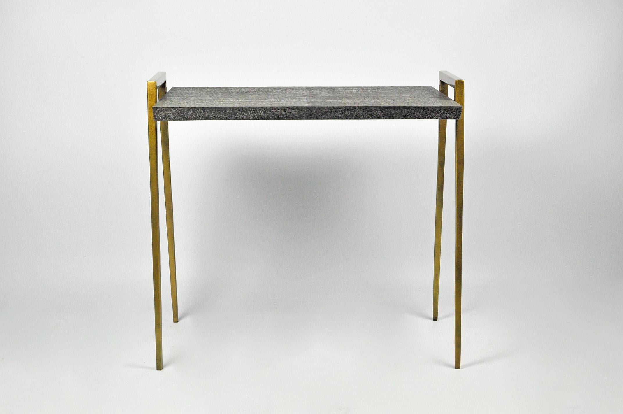 The Meteor side table is made of dark grey shagreen.
The feet are in metal with an old brass patina.

The dimensions of this piece are 25
