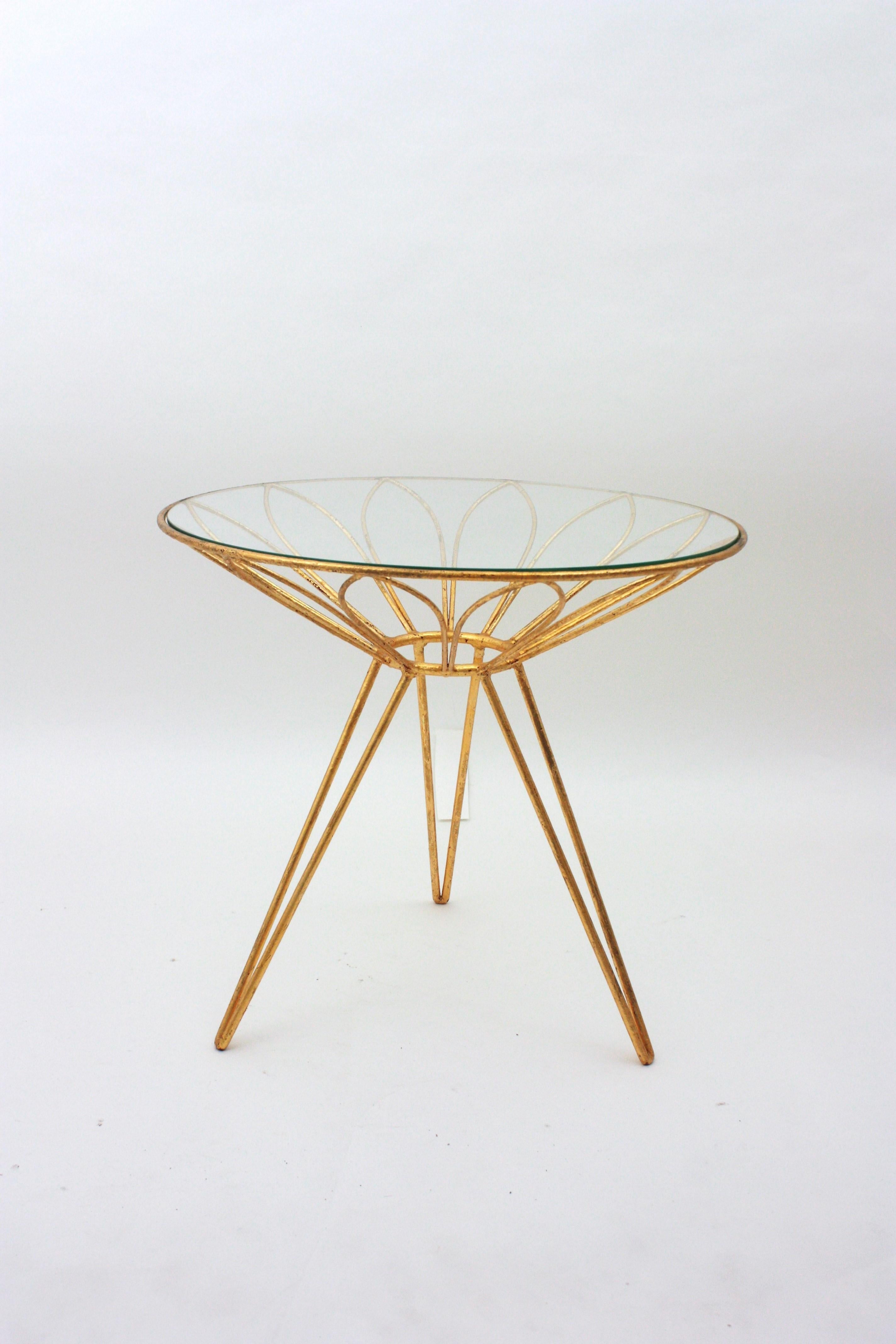 Mid-Century moderno Tavolino in ferro dorato con disegno di fiori di margherita, Francia, anni '50 in vendita