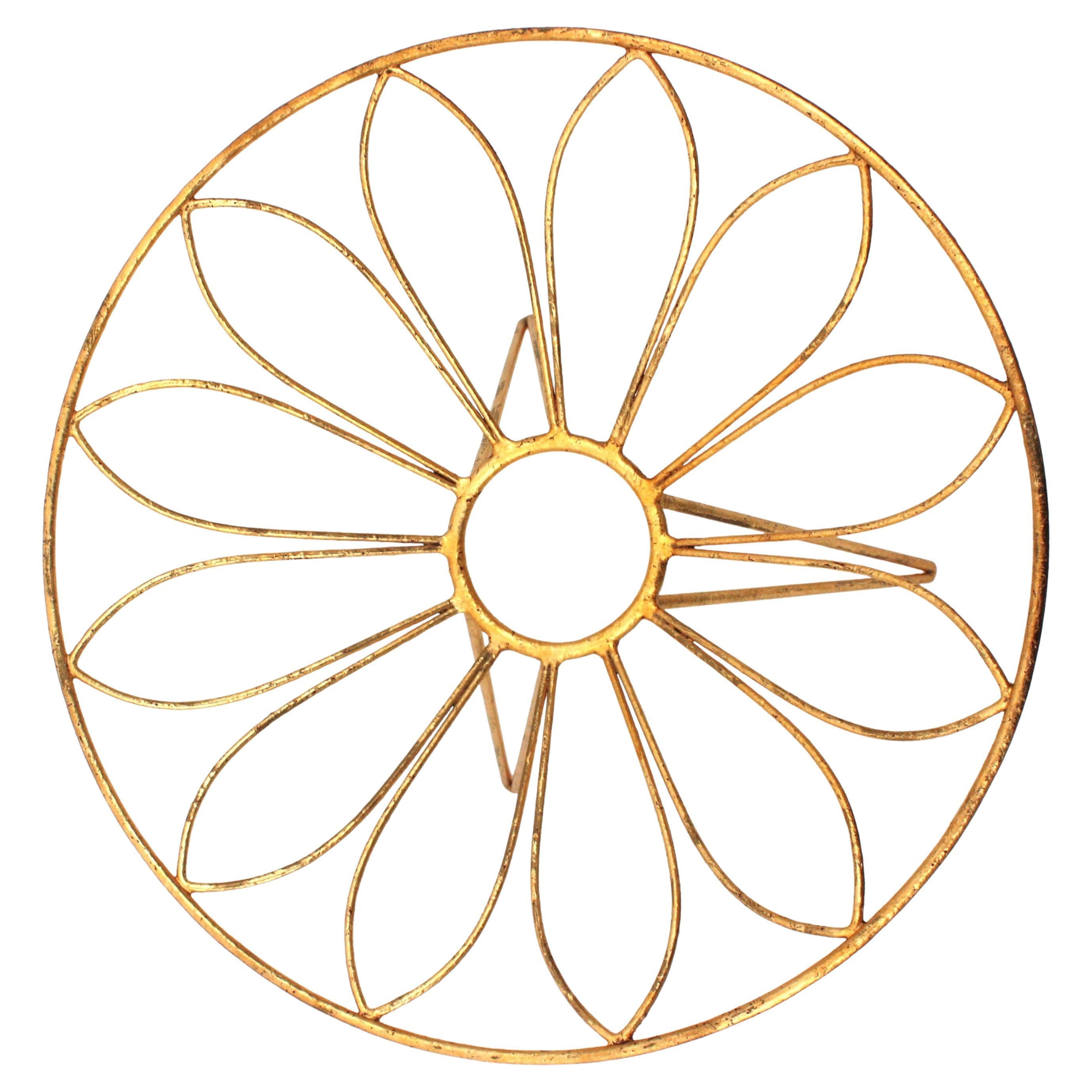 Tavolino in ferro dorato con disegno di fiori di margherita, Francia, anni '50 in vendita 1