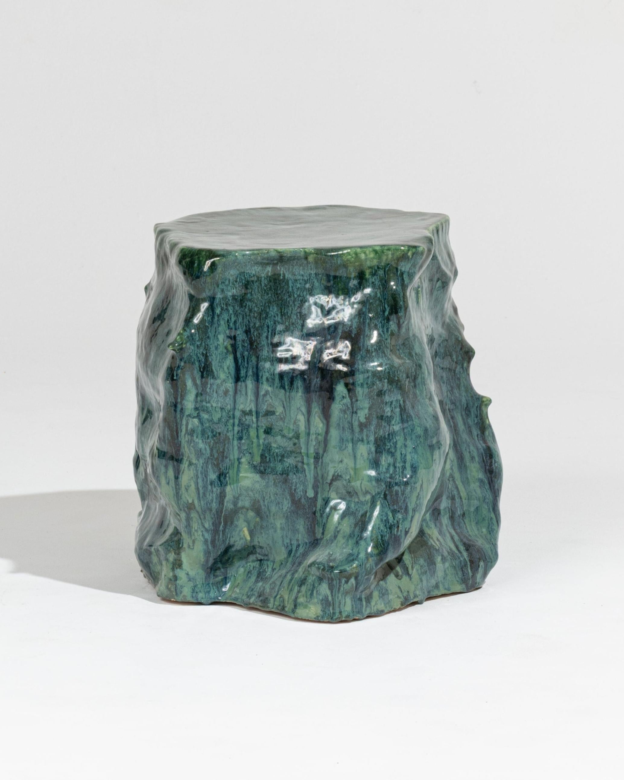 Tavolino in gres smaltato verde lucido dell'artista ceramista Suzie Lapierre d'Argy, 2025.
Attraverso il suo studio 