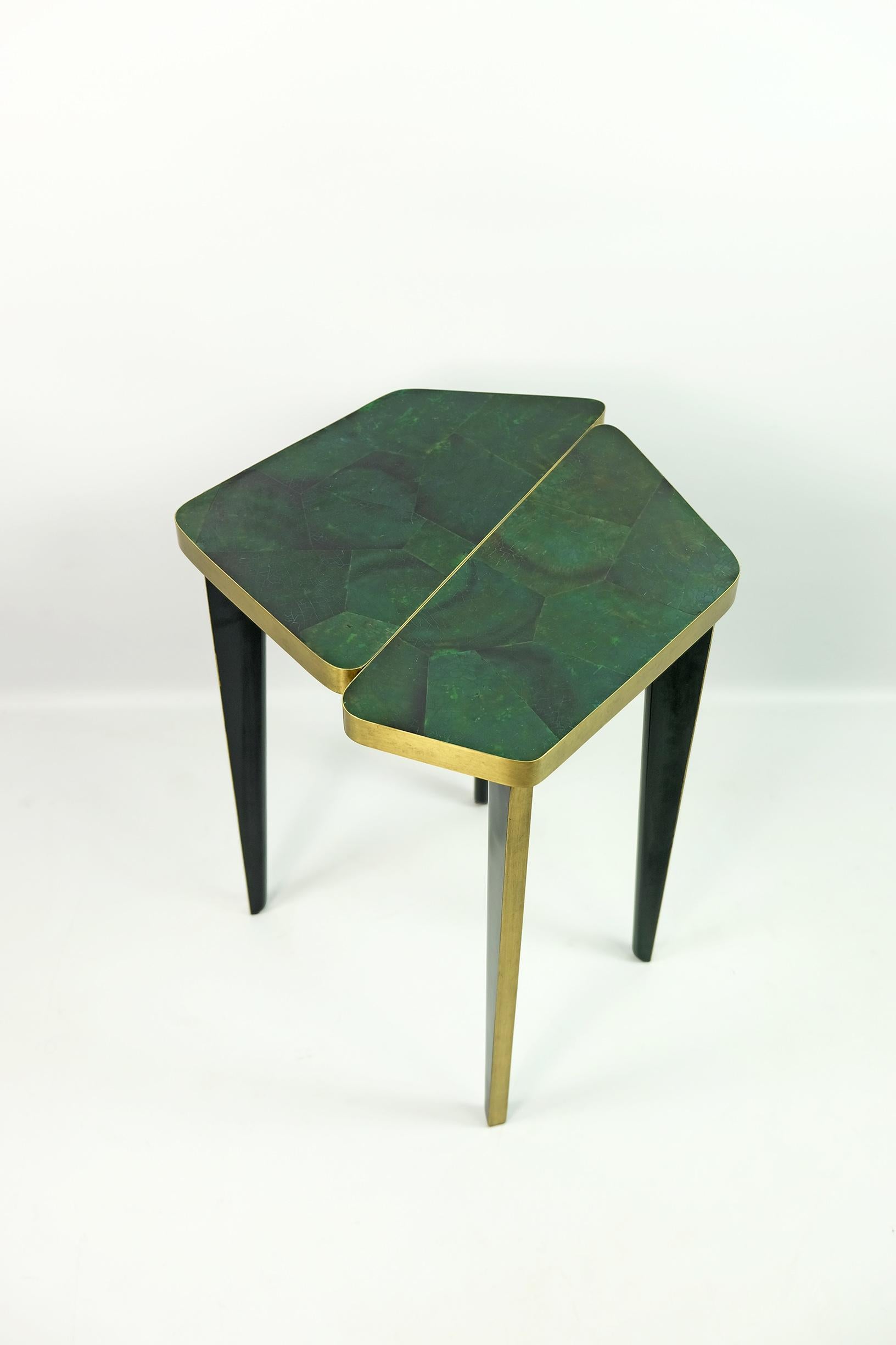 The side table is made of a green polished shell marquetry top with antic brass edges.

The legs are in black wood with antic brass edges.

Dimensions:
16.5