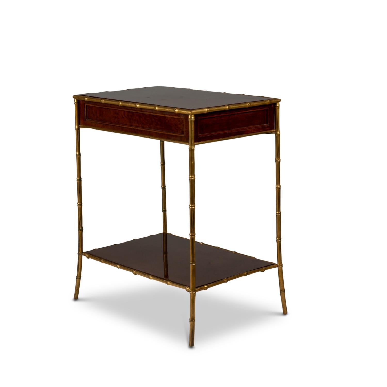Maison Jansen, von.

Beistelltisch aus gesprenkeltem Mahagoni und Bronze, bestehend aus zwei Tabletts und einer Schublade vorne, rechteckig. Sockel aus vergoldeter Bronze
Bambus imitieren.

Französisches Werk aus den 1970er Jahren.