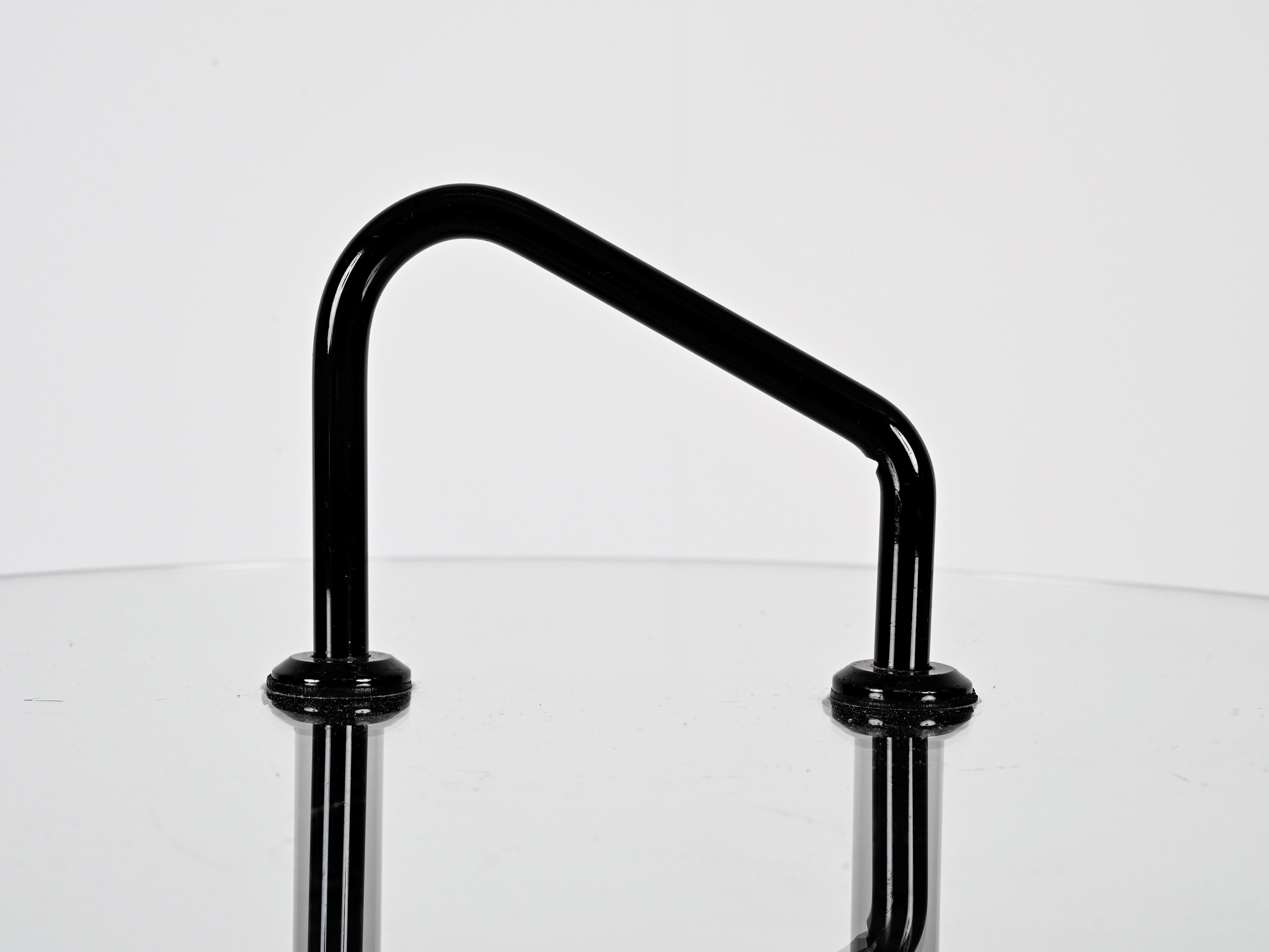 20ième siècle Table d'appoint en métal, cristal et marbre de Carrare par Magistretti, Italie, années 1970 en vente