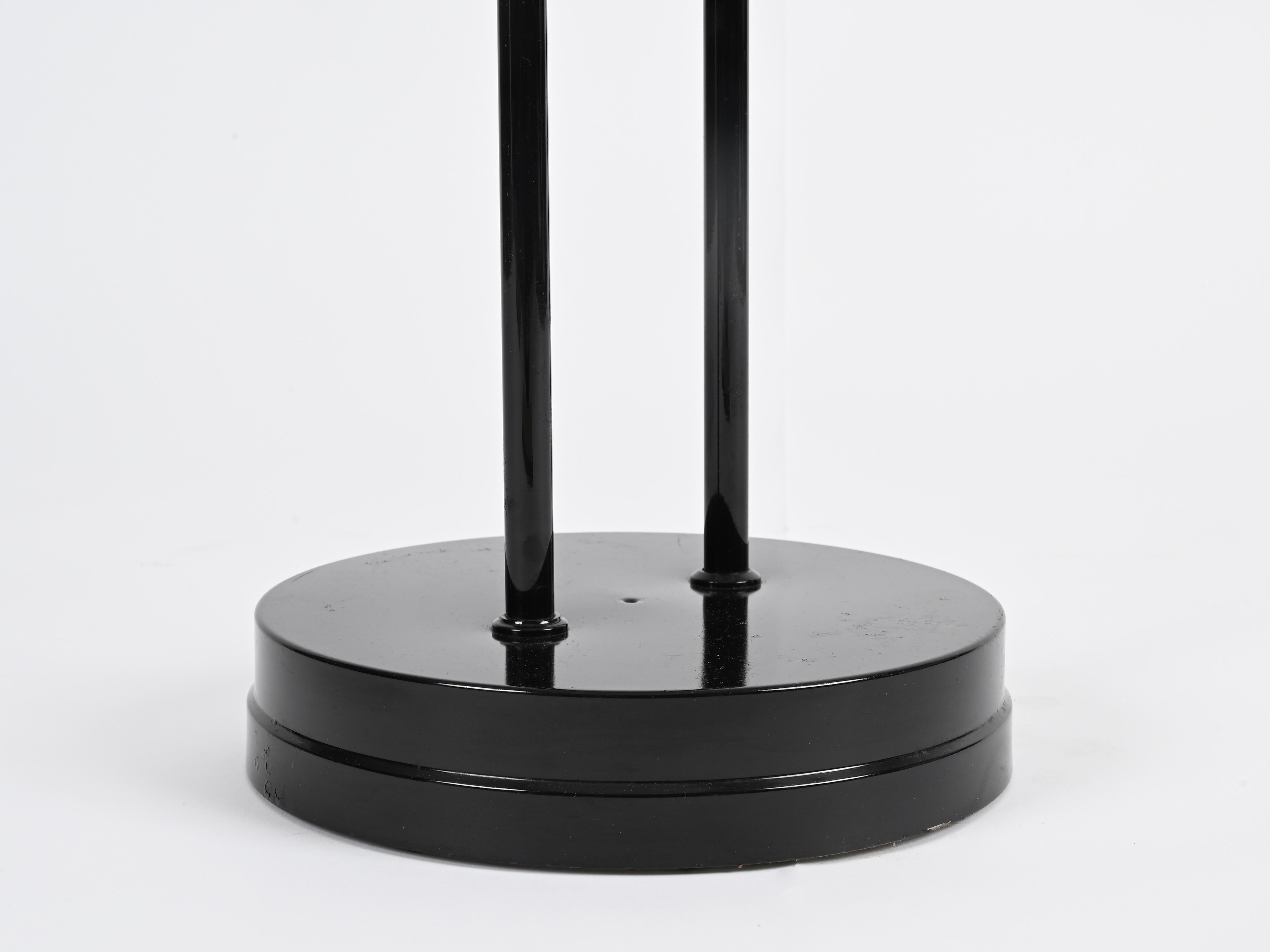 Métal Table d'appoint en métal, cristal et marbre de Carrare par Magistretti, Italie, années 1970 en vente