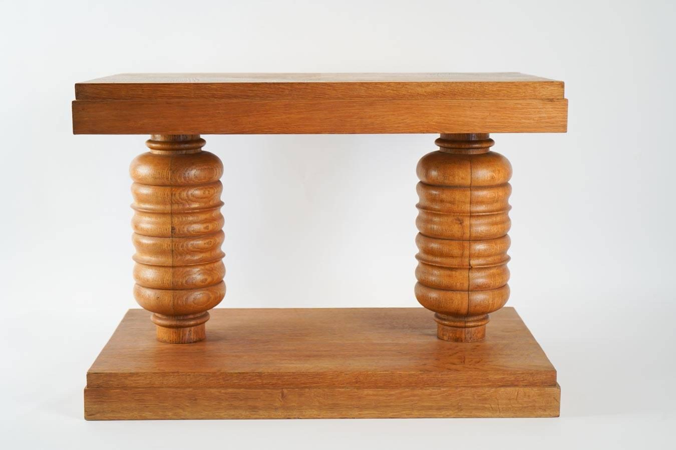 Side table in oak by Charles Dudouyt (French 1885-1946).
Measures: H 50cm, L 70cm, P 40cm.