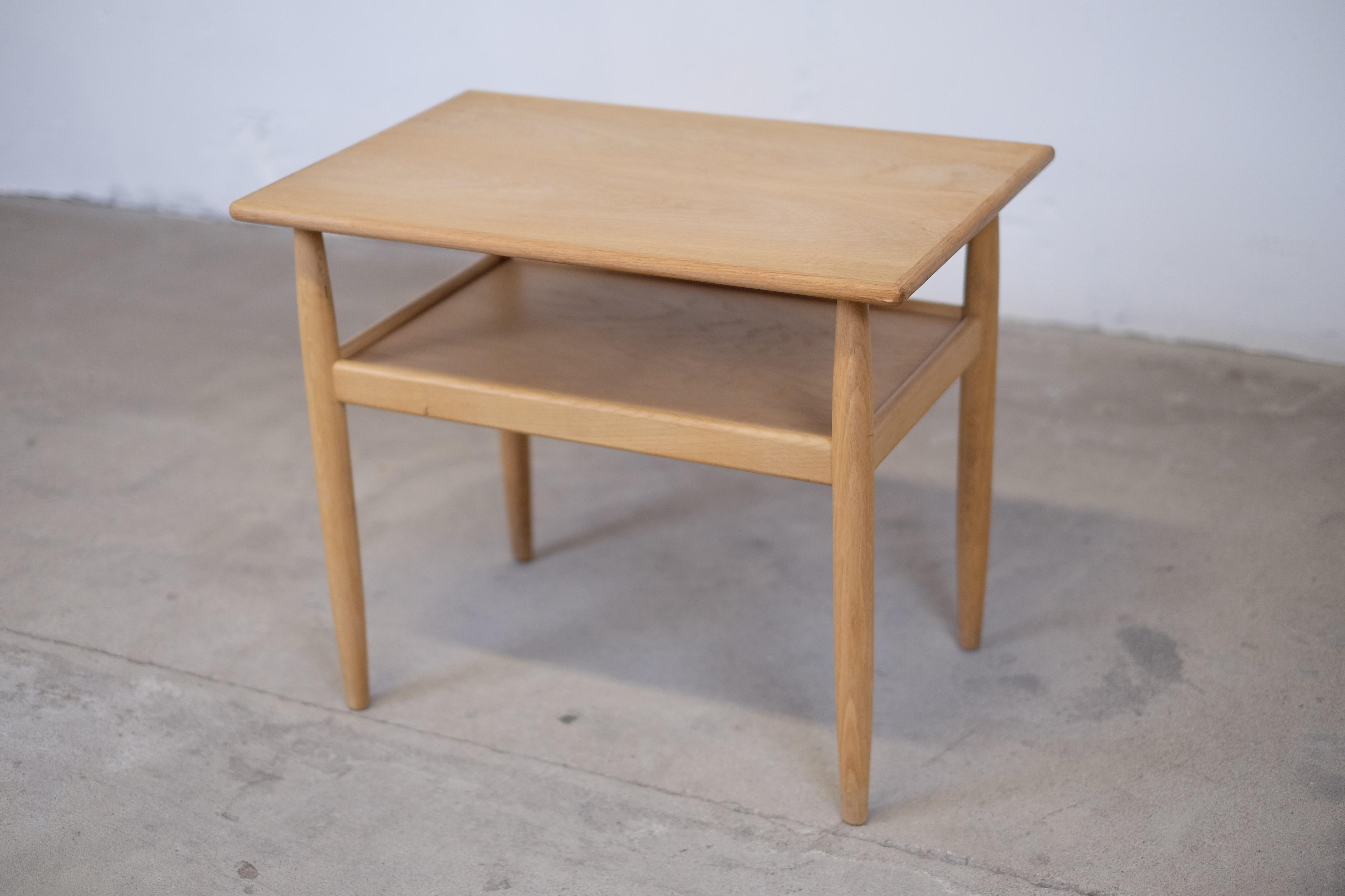 Light and elegant side table in oak, Danish design.
The table are made by Vitzé Denmark.

Great little table, suitable for lot of places. Great as nightstand. 

The table is in a very fine condition, not much to point out.




     