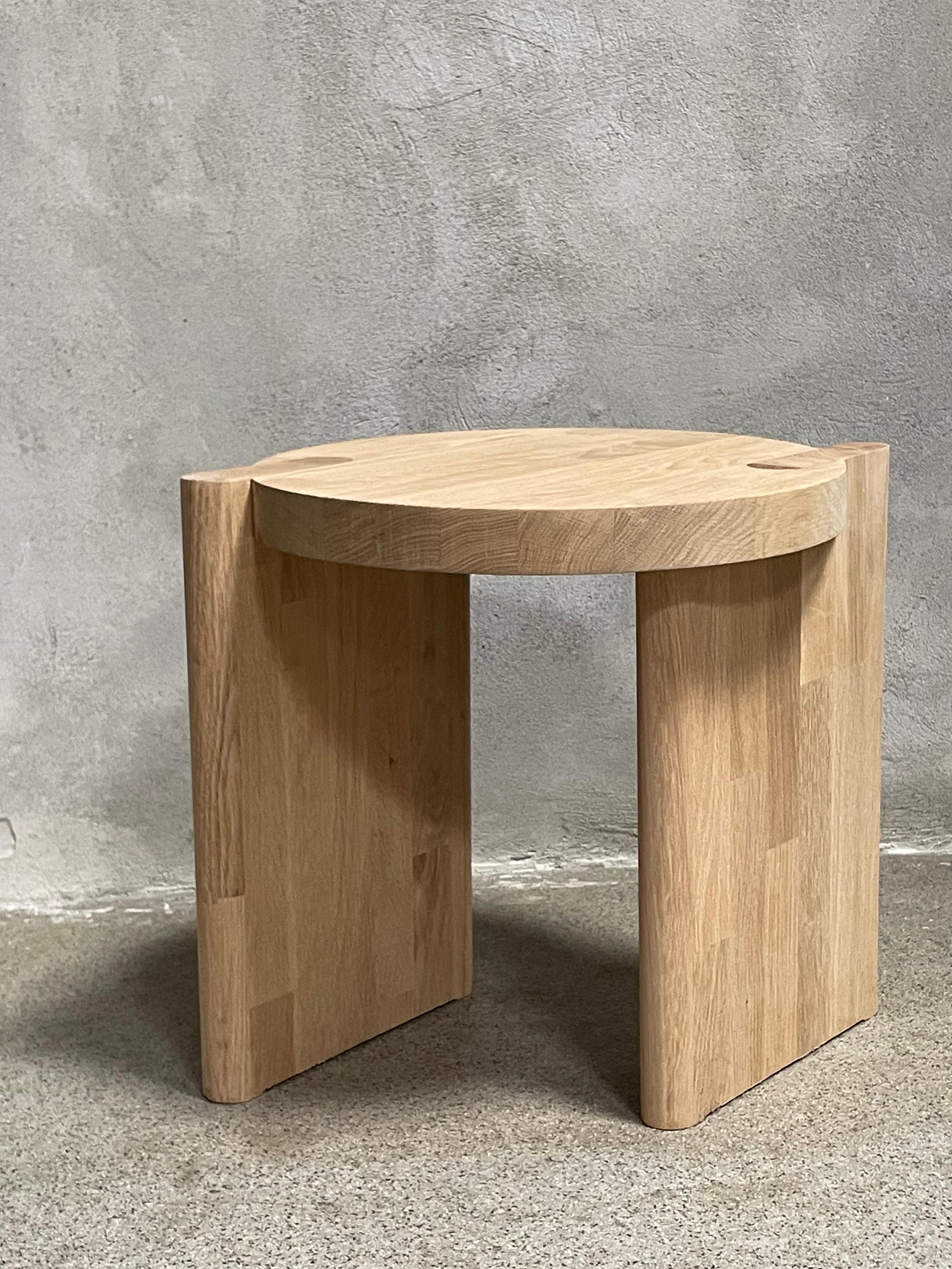 Esta mesa auxiliar es una respuesta reflexiva a los residuos, fabricada enteramente con recortes de bancos de cocina recuperados y moldeada con precisión mediante corte CNC y carpintería manual. Su silueta minimalista aporta claridad y calma,