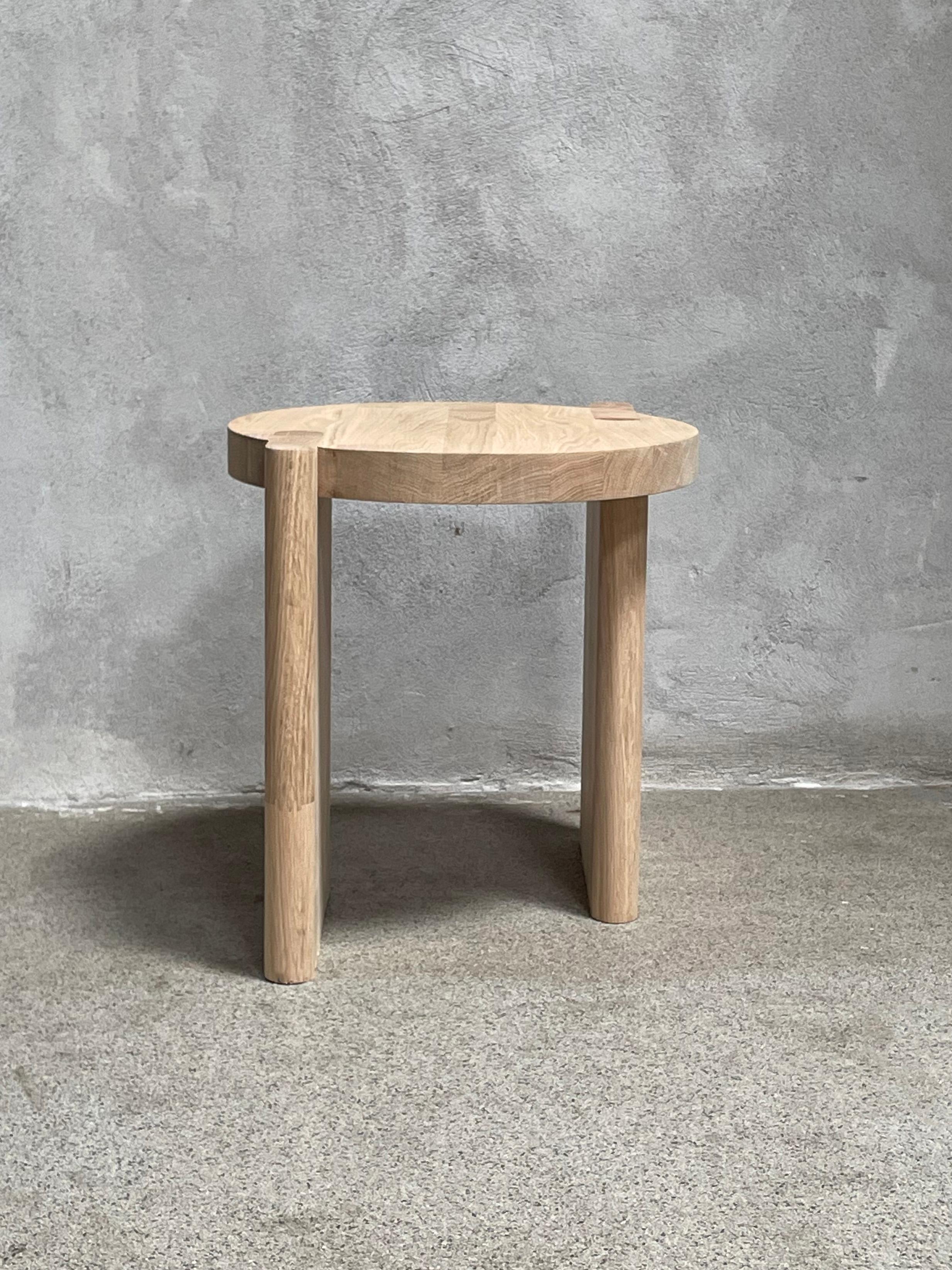 Mesa auxiliar de roble, diseño minimalista y moderno de Studio Yann Gandon Minimalista en venta