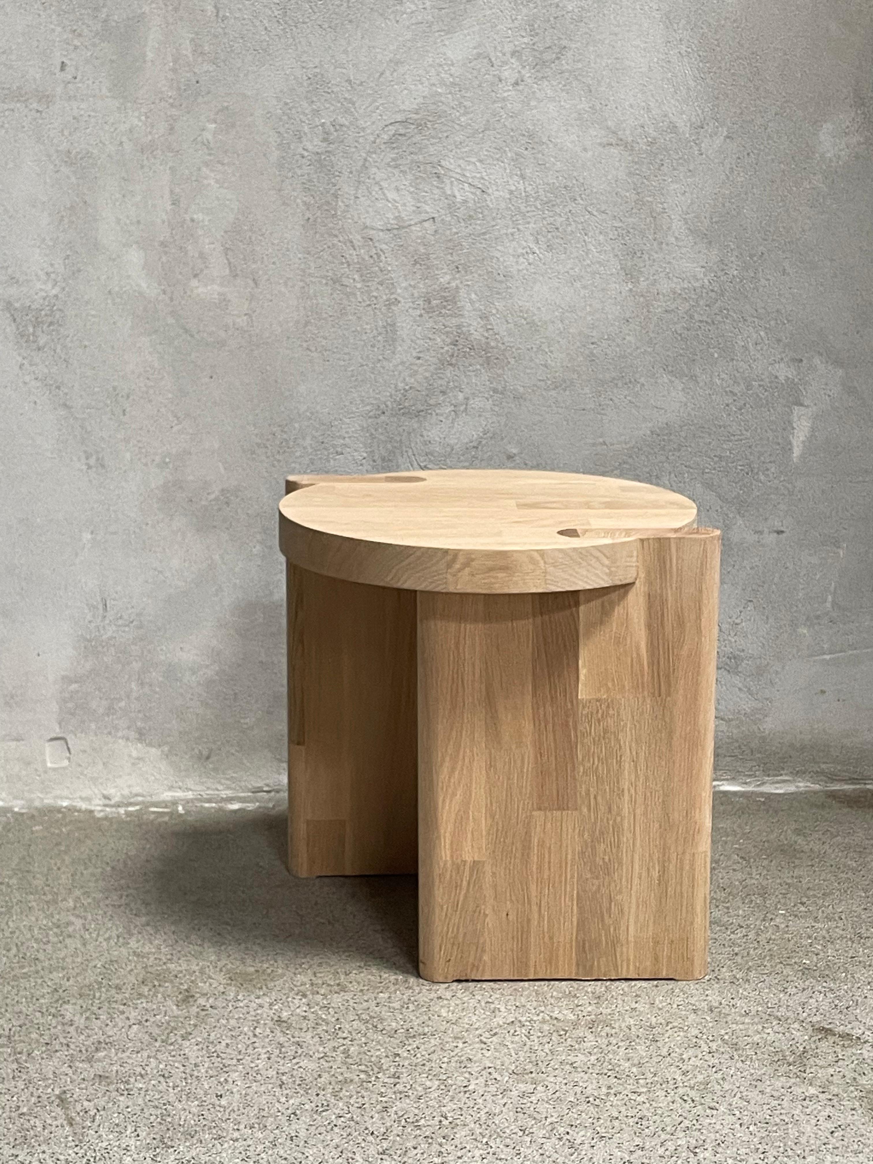 Mesa auxiliar de roble, diseño minimalista y moderno de Studio Yann Gandon Danés en venta