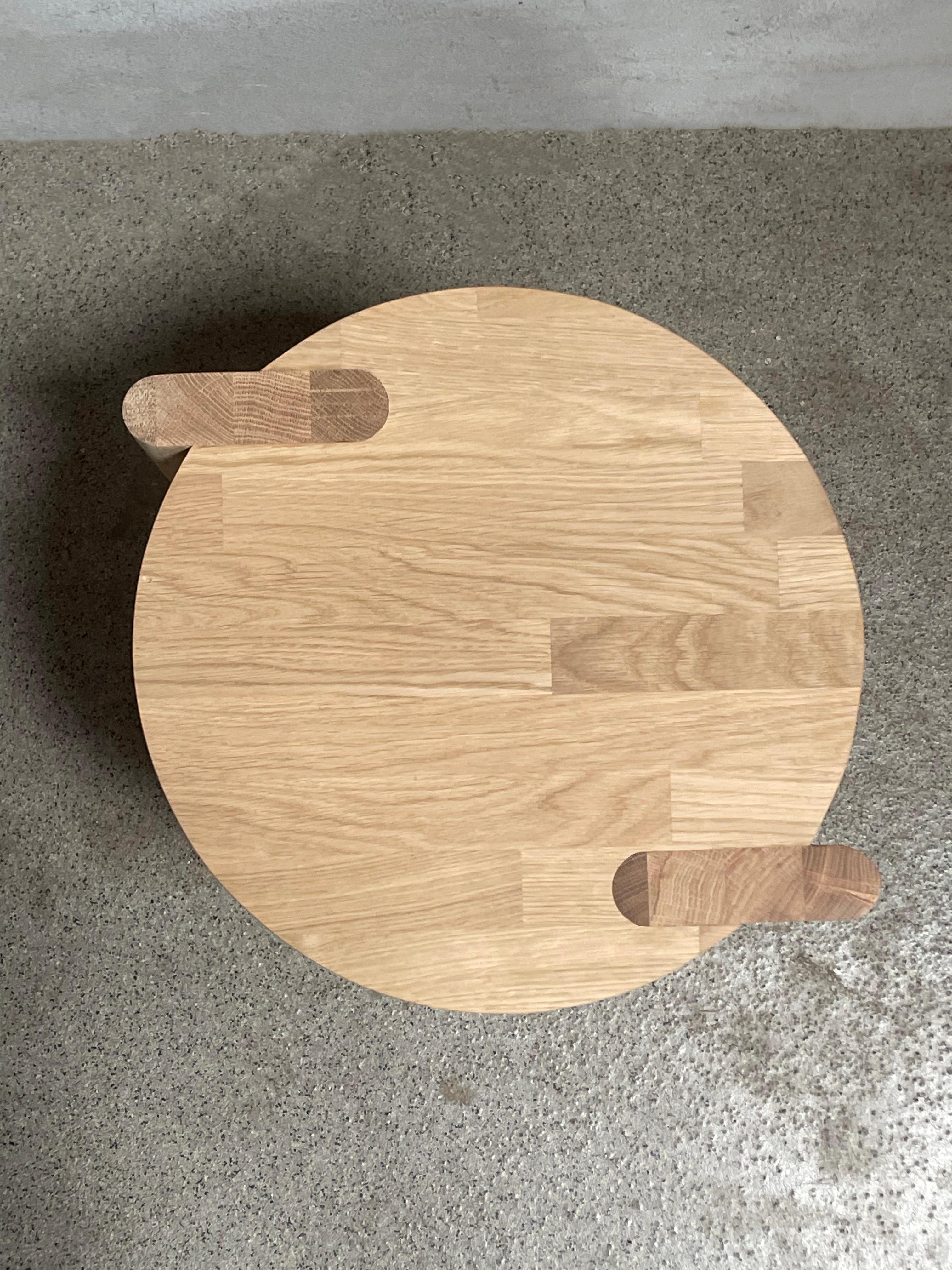 Mesa auxiliar de roble, diseño minimalista y moderno de Studio Yann Gandon Hecho a mano en venta