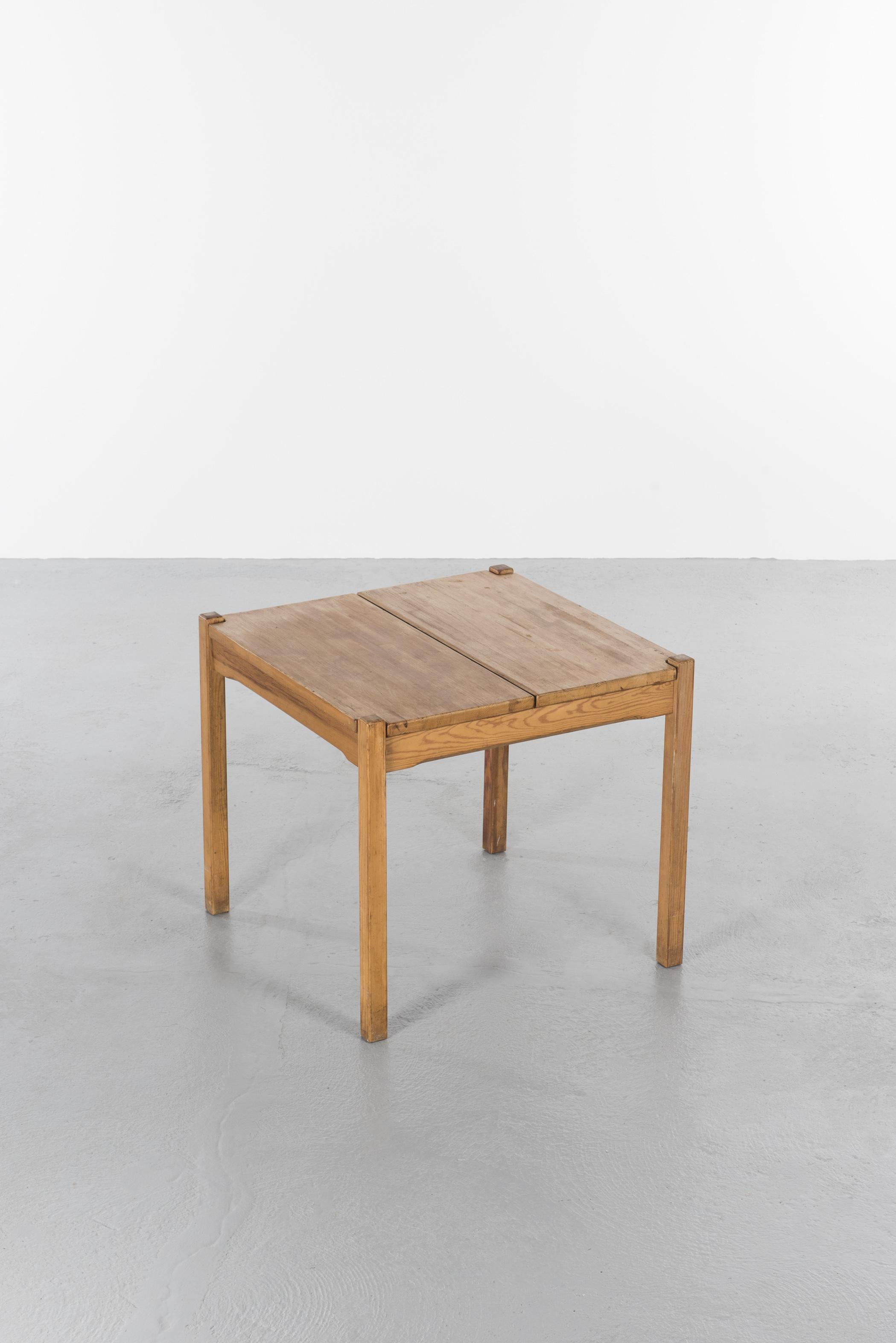 Occasional square, low table in pine by Finnish designer Ilmari Tapiovaara, manufactured by Laukaan Pu, 1960s.
Table in 2 rectangular pieces of wood and 4 feet, typical of Tapiovaara’s functional and minimalistic table designs.

About the