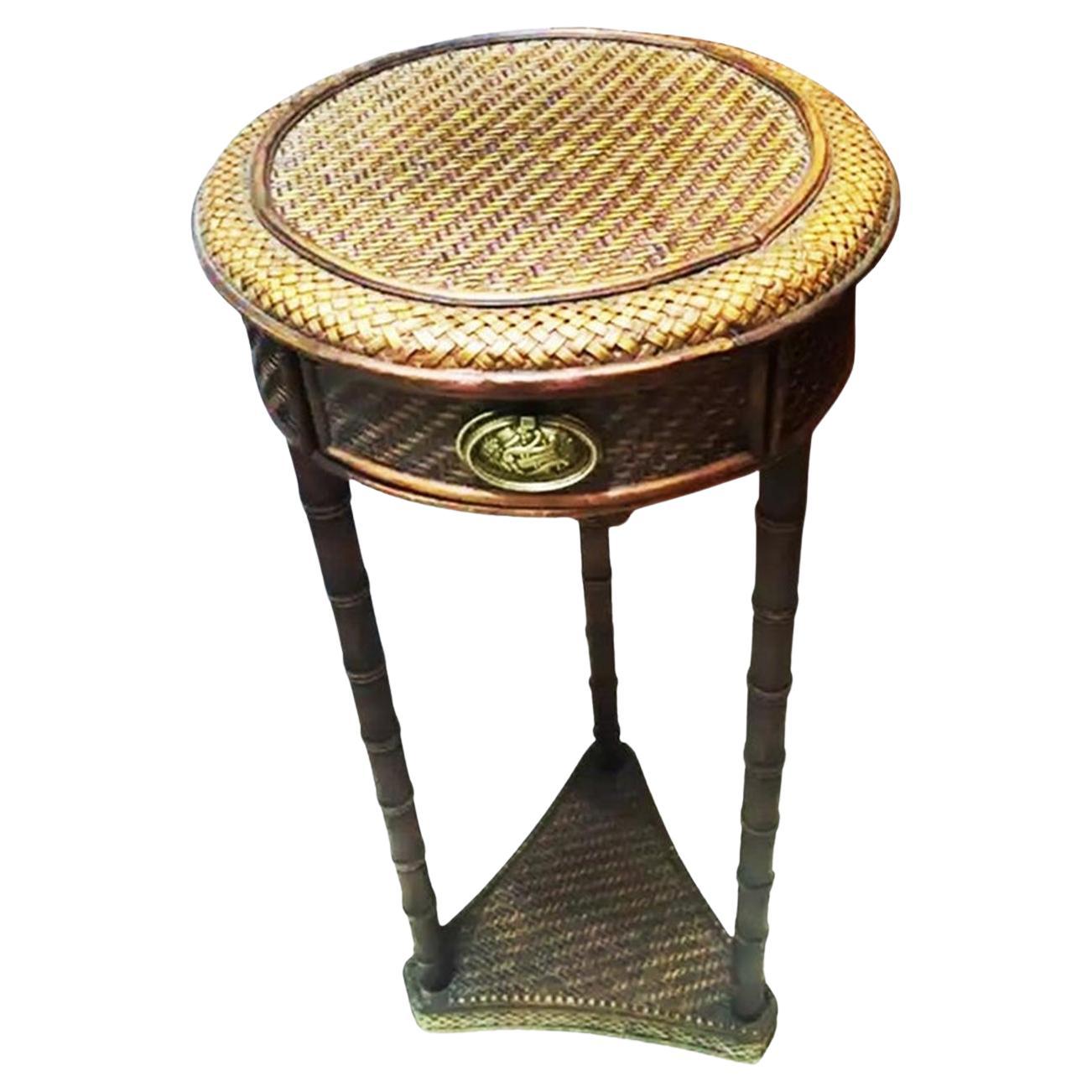 Mesa auxiliar de ratán e imitación de bambú con un cajón Chinoiserie