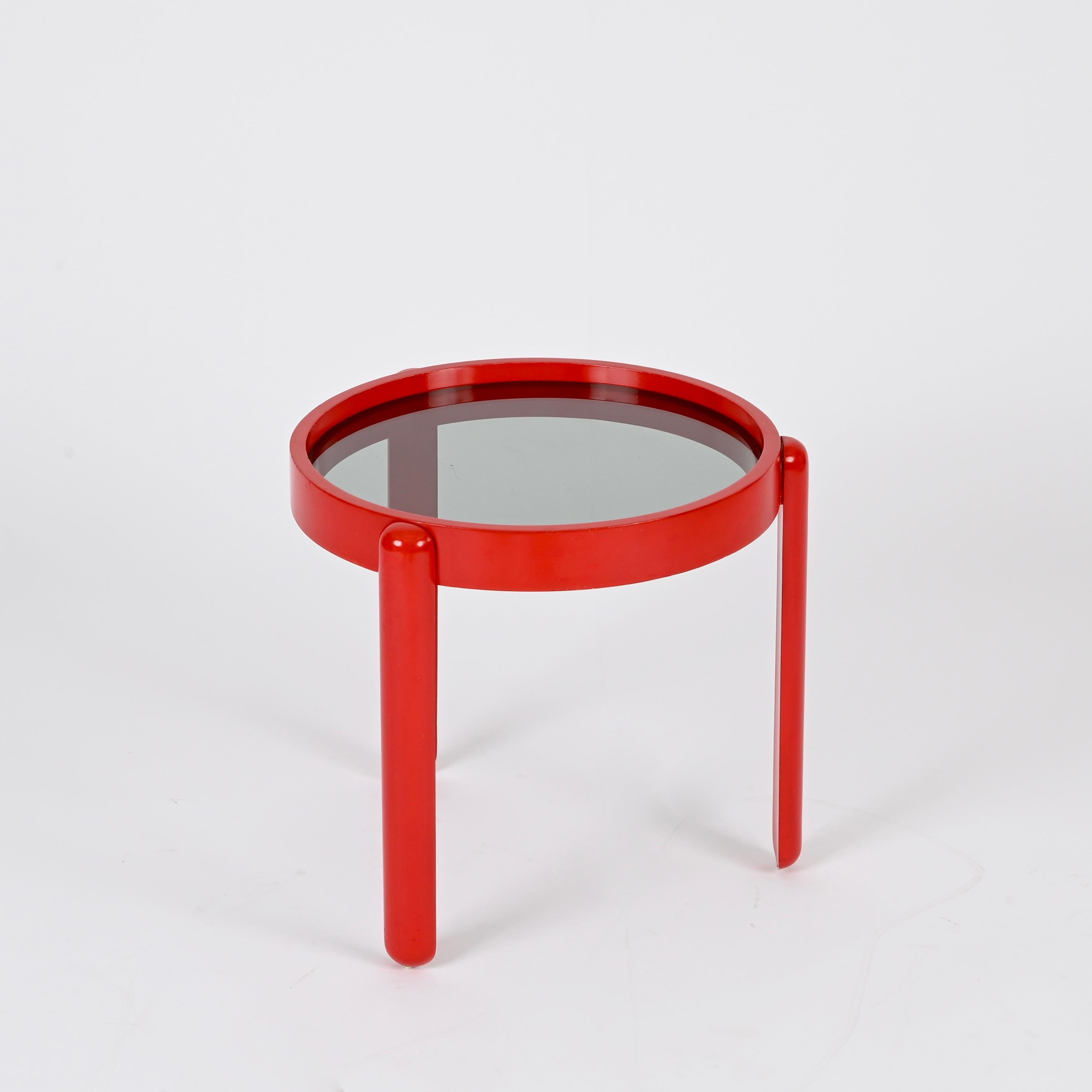 Mesa auxiliar de madera lacada roja y cristal ahumado, G. Frattini, Italia Años 60 en venta 2