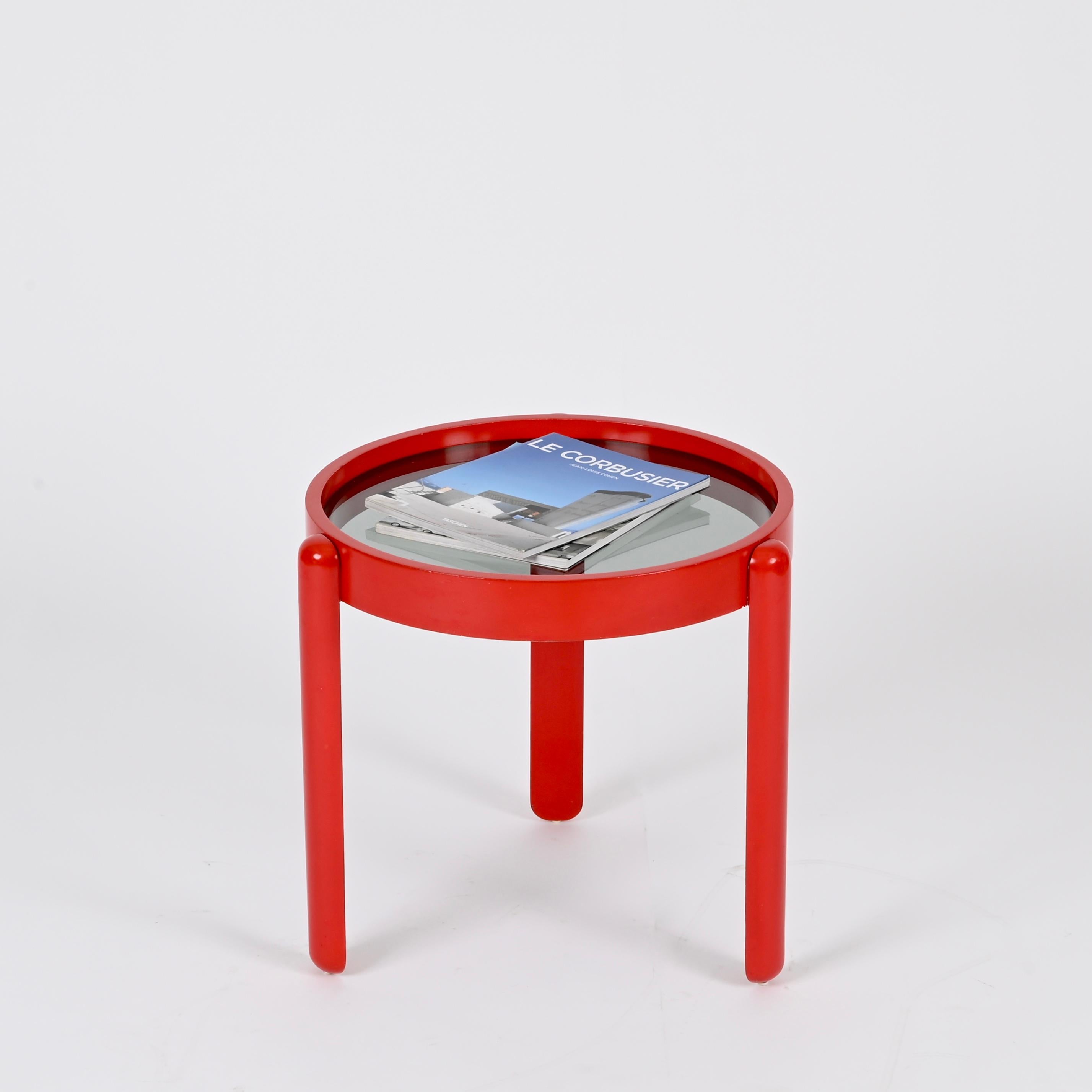 Mesa auxiliar de madera lacada roja y cristal ahumado, G. Frattini, Italia Años 60 en venta 4