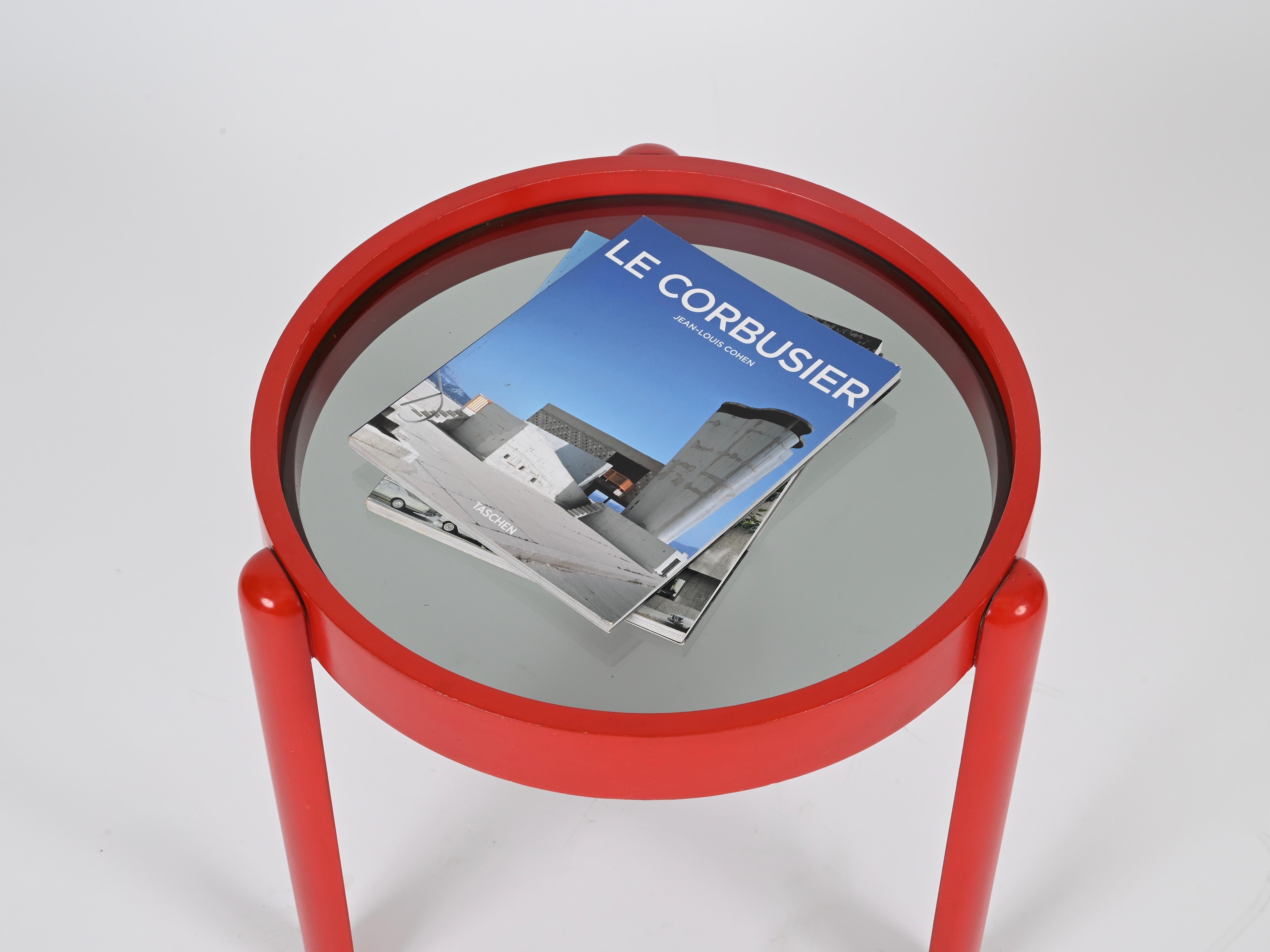 Mesa auxiliar de madera lacada roja y cristal ahumado, G. Frattini, Italia Años 60 en venta 5