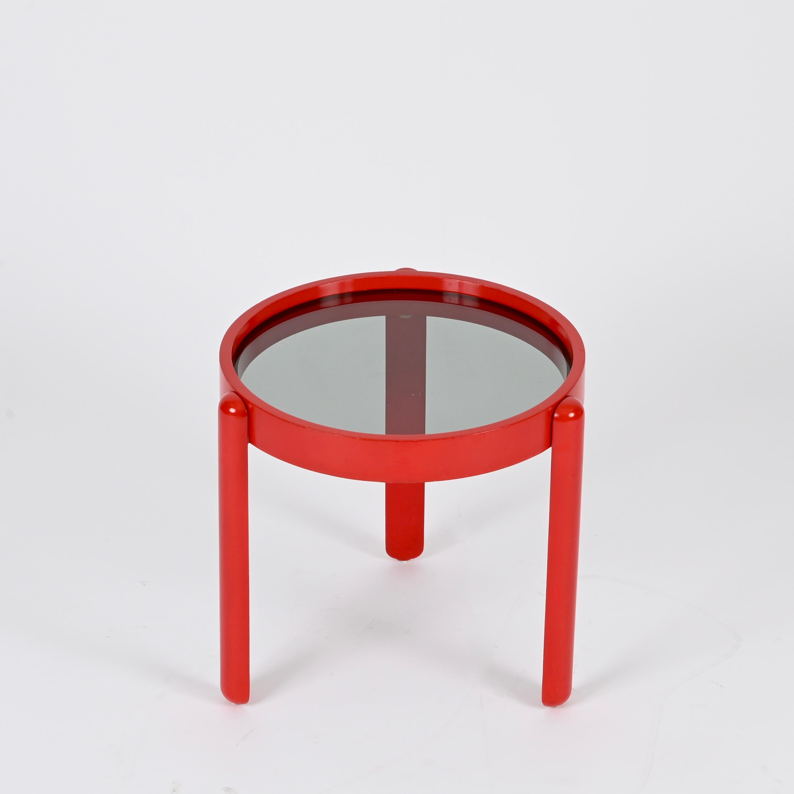 Mesa auxiliar de madera lacada roja y cristal ahumado, G. Frattini, Italia Años 60 Moderno de mediados de siglo en venta