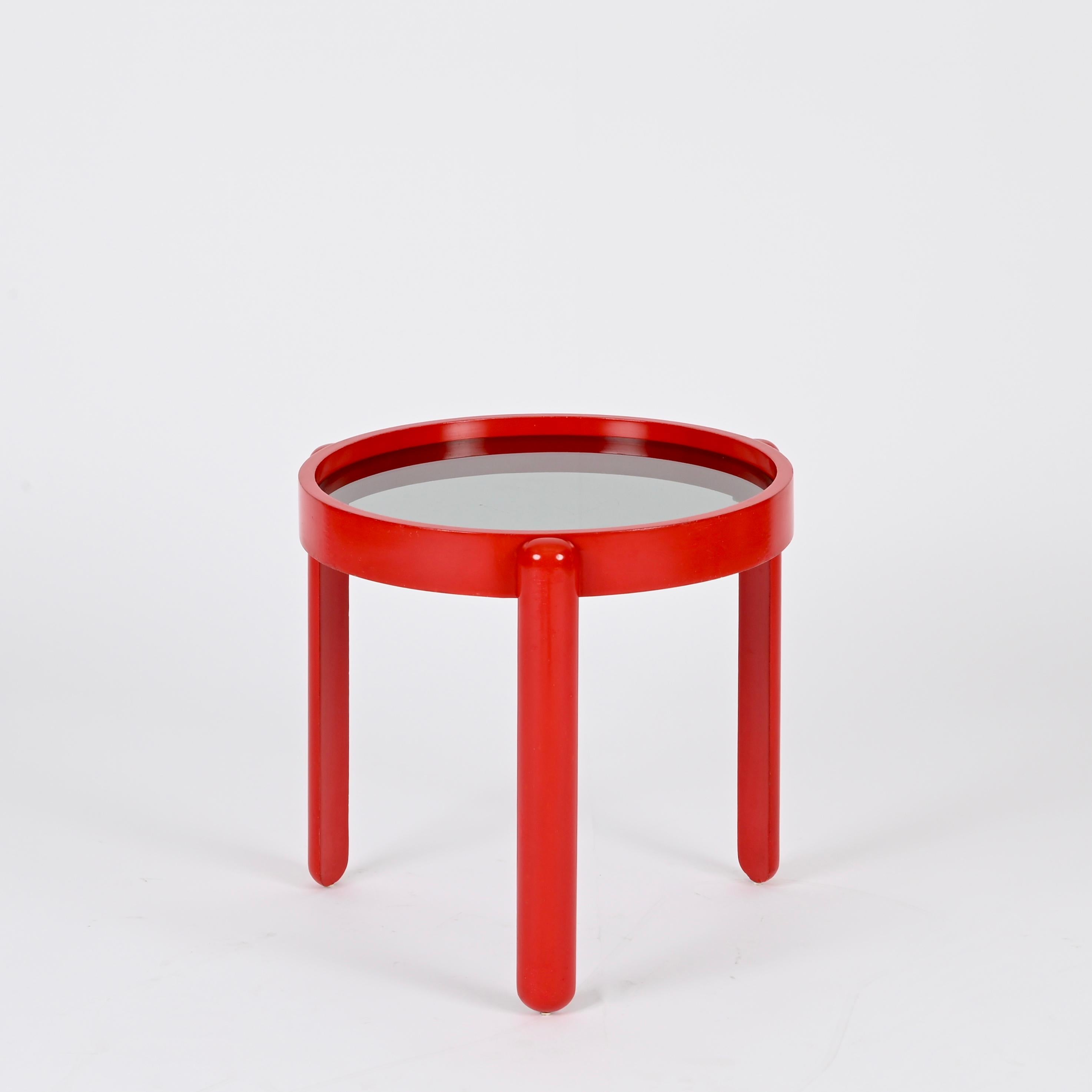 Mesa auxiliar de madera lacada roja y cristal ahumado, G. Frattini, Italia Años 60 Italiano en venta