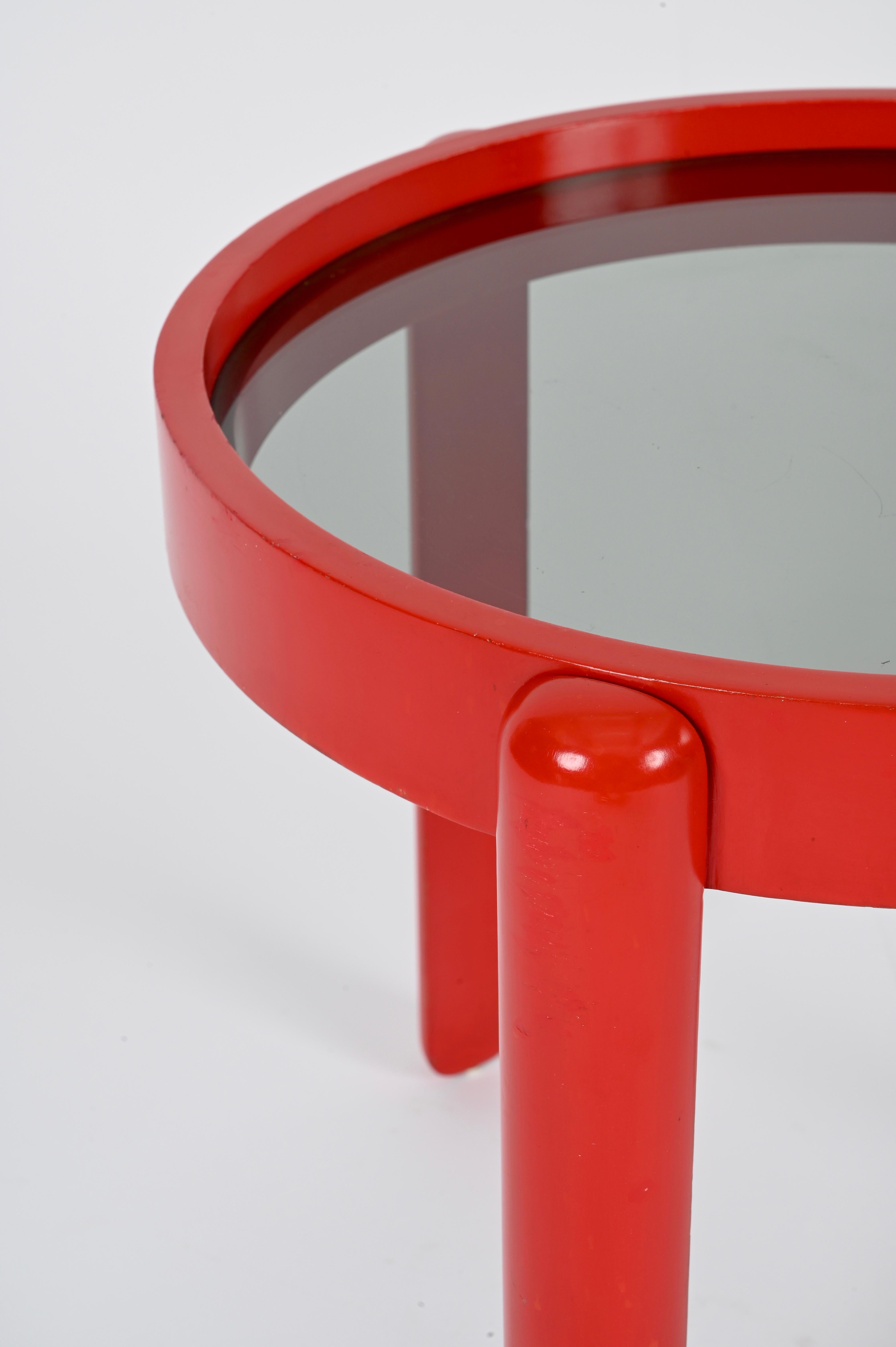 Mesa auxiliar de madera lacada roja y cristal ahumado, G. Frattini, Italia Años 60 Hecho a mano en venta