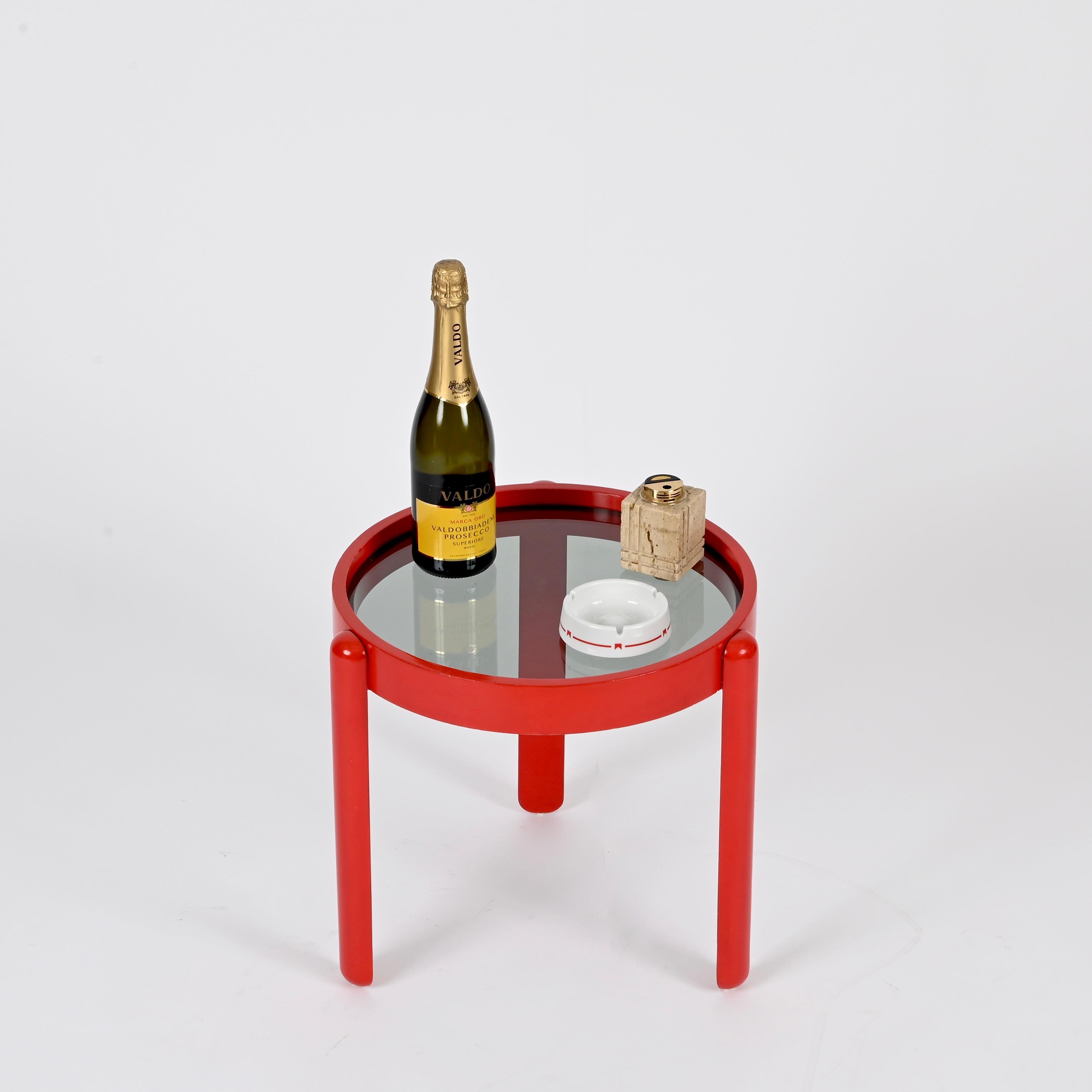 Mesa auxiliar de madera lacada roja y cristal ahumado, G. Frattini, Italia Años 60 en Bueno estado para la venta en Roma, IT