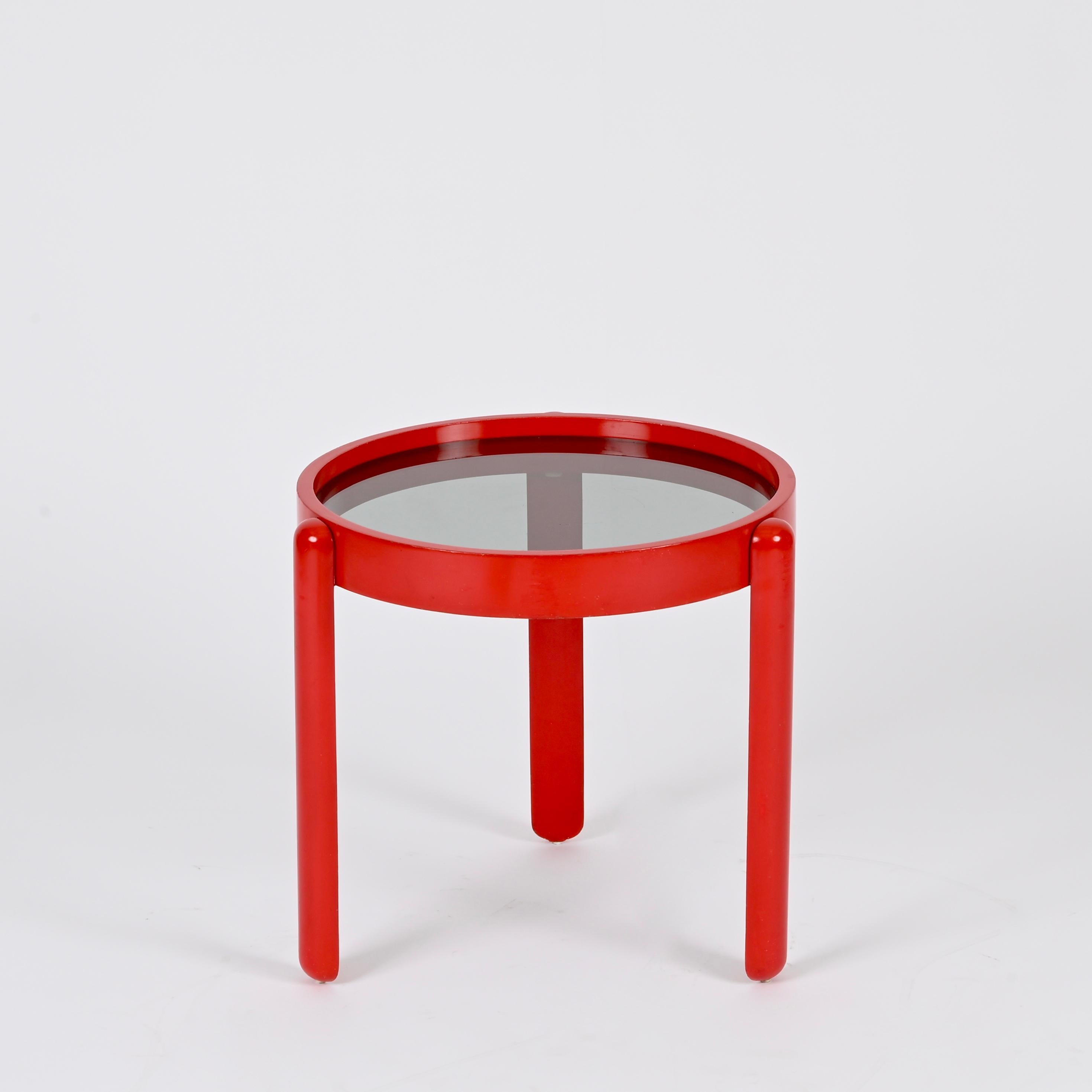 Mesa auxiliar de madera lacada roja y cristal ahumado, G. Frattini, Italia Años 60 mediados del siglo XX en venta