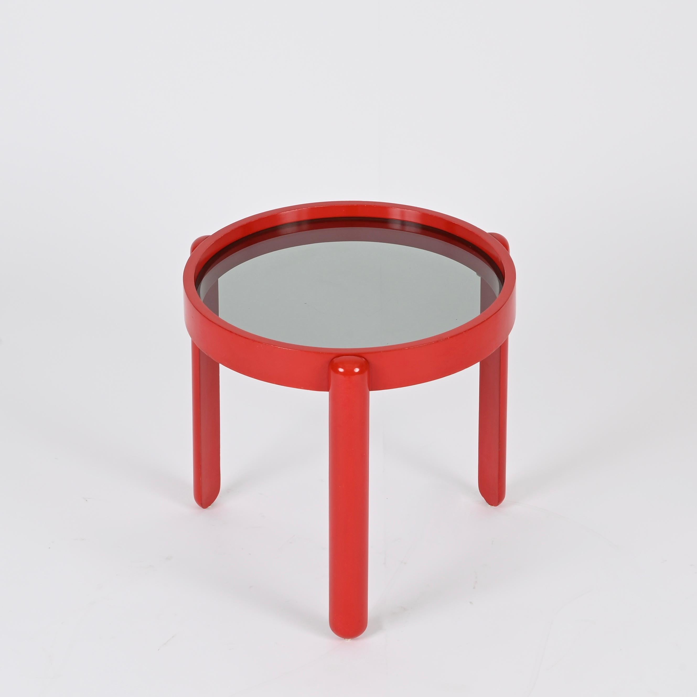 Mesa auxiliar de madera lacada roja y cristal ahumado, G. Frattini, Italia Años 60 Madera en venta