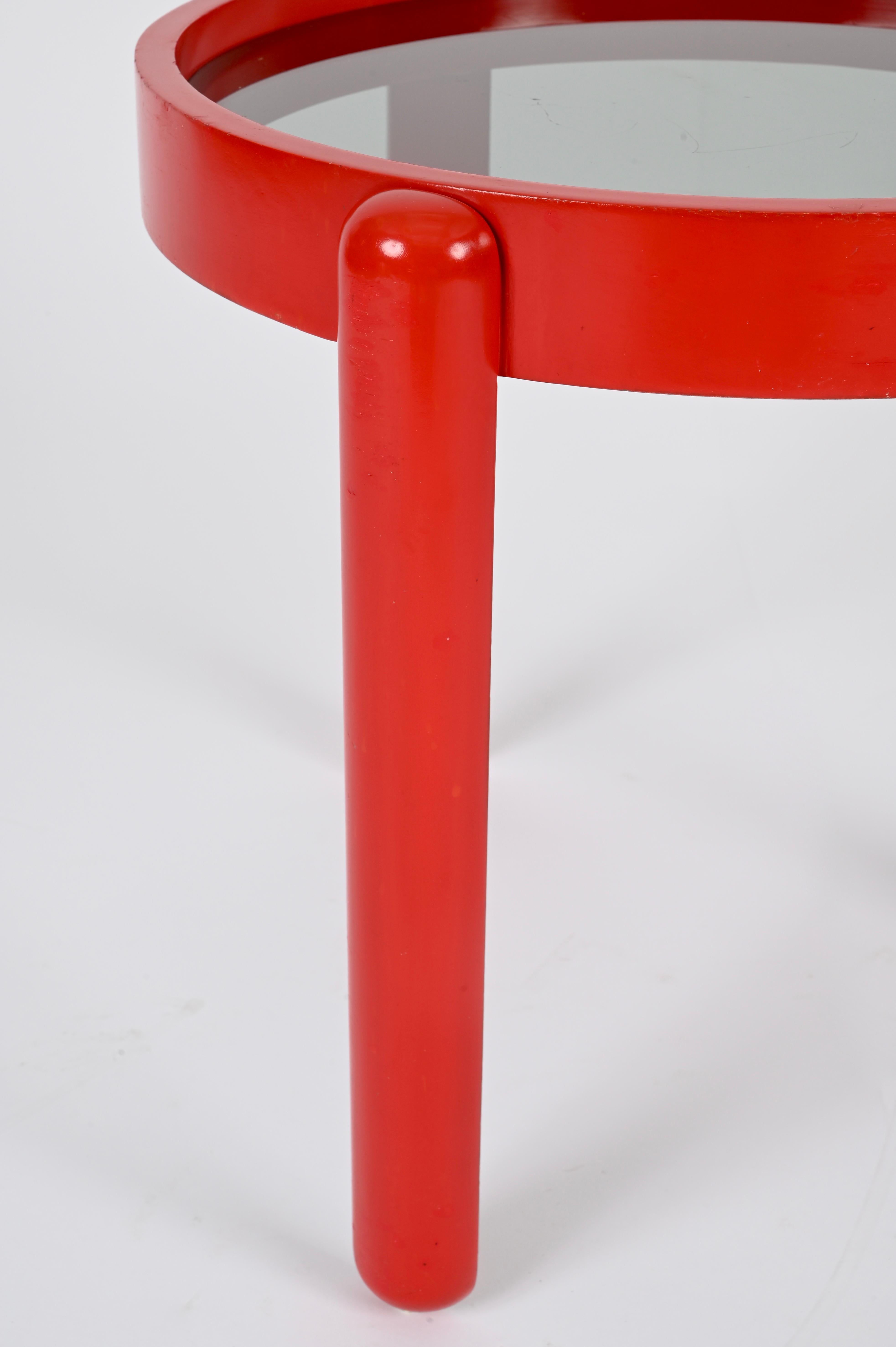 Mesa auxiliar de madera lacada roja y cristal ahumado, G. Frattini, Italia Años 60 en venta 1