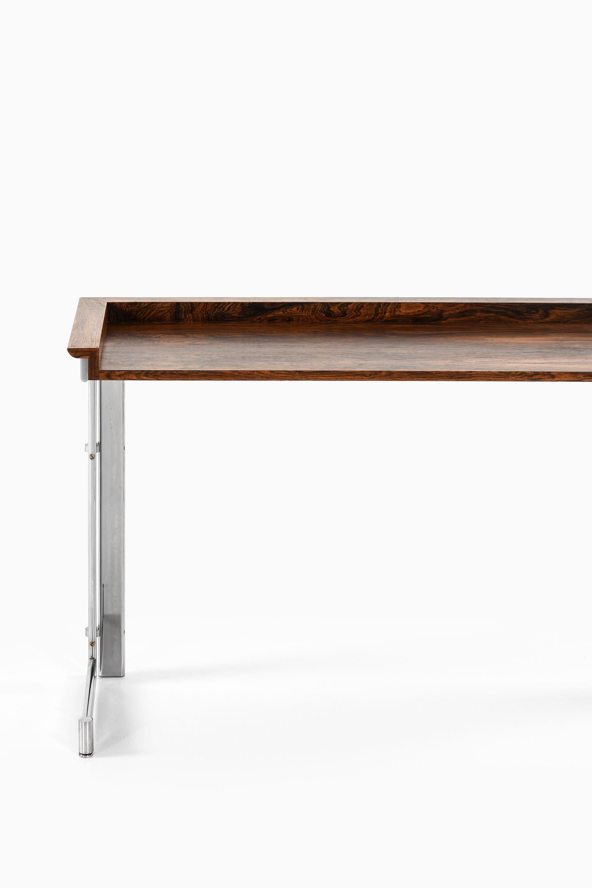 Norvégien Table d'appoint en bois de rose et acier chromé de Jan Lunde Knudsen, années 1960 en vente