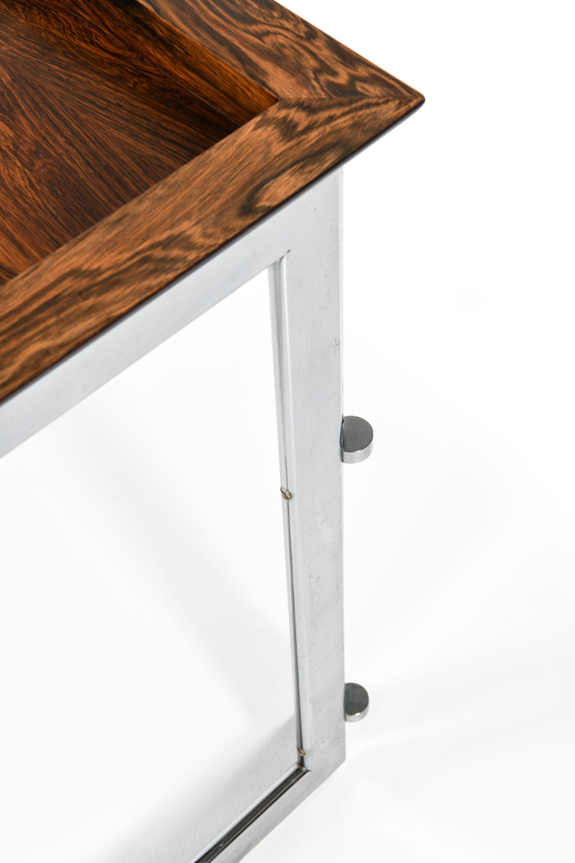 20ième siècle Table d'appoint en bois de rose et acier chromé de Jan Lunde Knudsen, années 1960 en vente