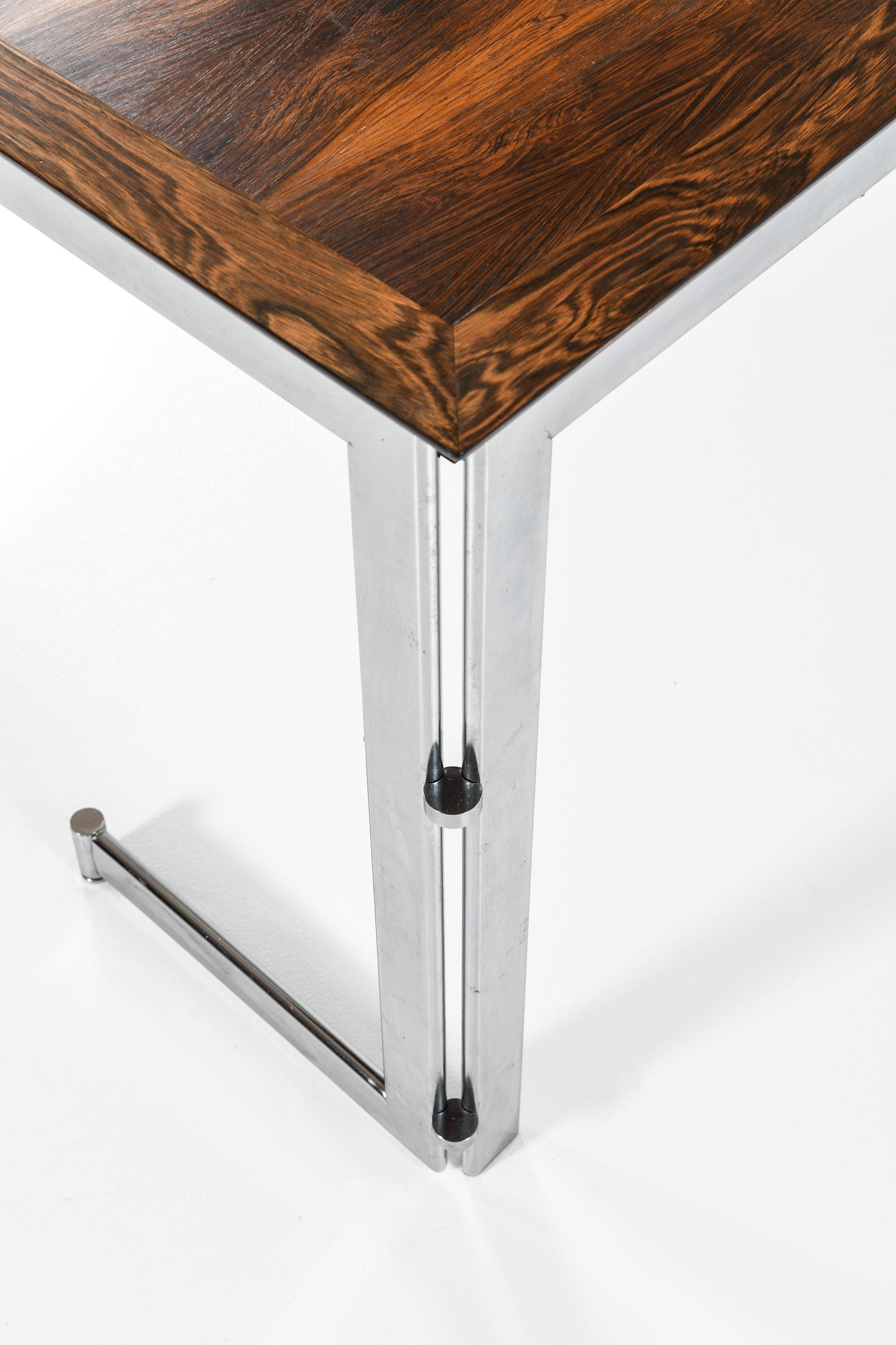 Bois de rose Table d'appoint en bois de rose et acier chromé de Jan Lunde Knudsen, années 1960 en vente