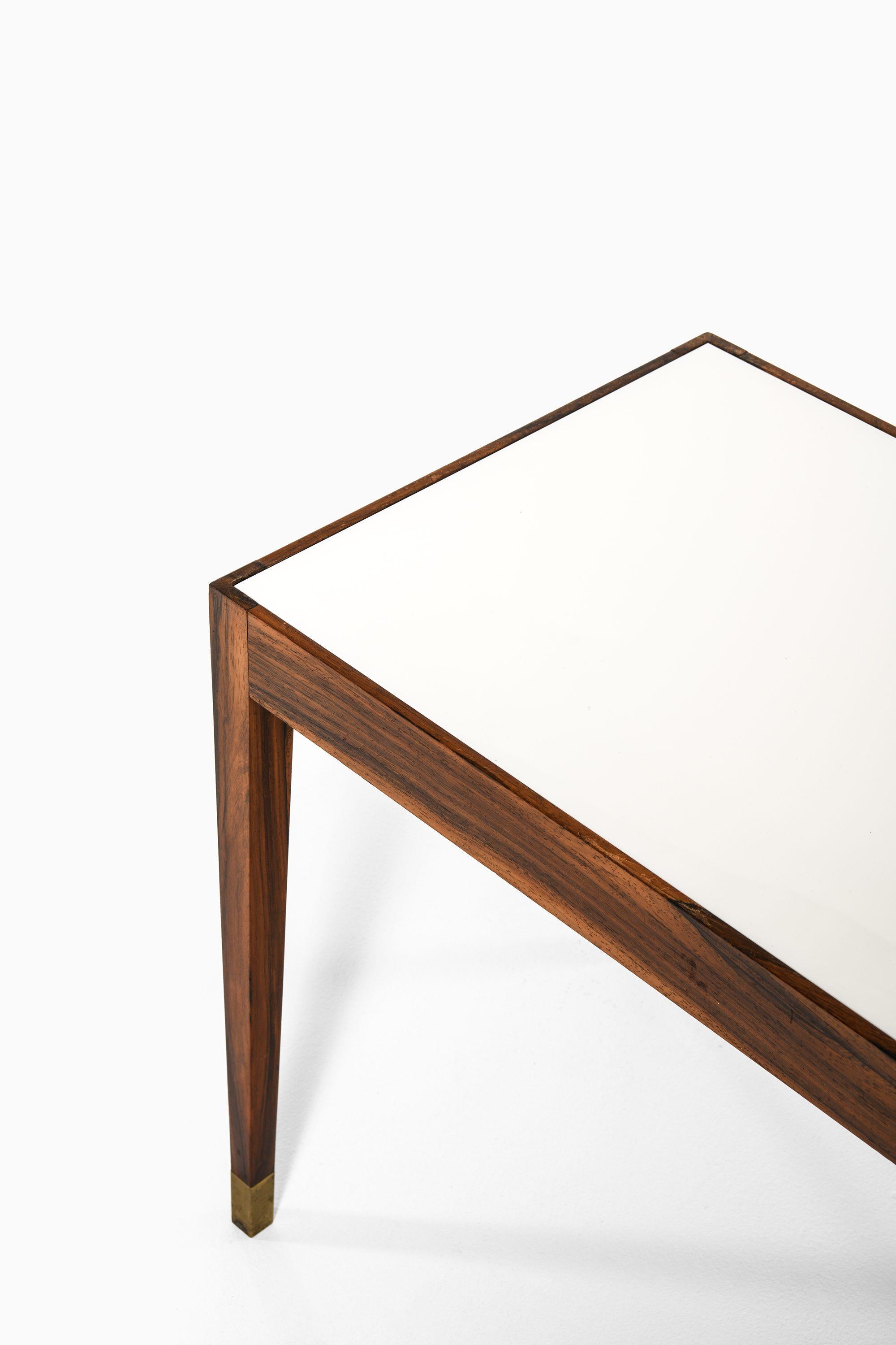 Danois Table d'appoint en palissandre et verre, années 1960 en vente