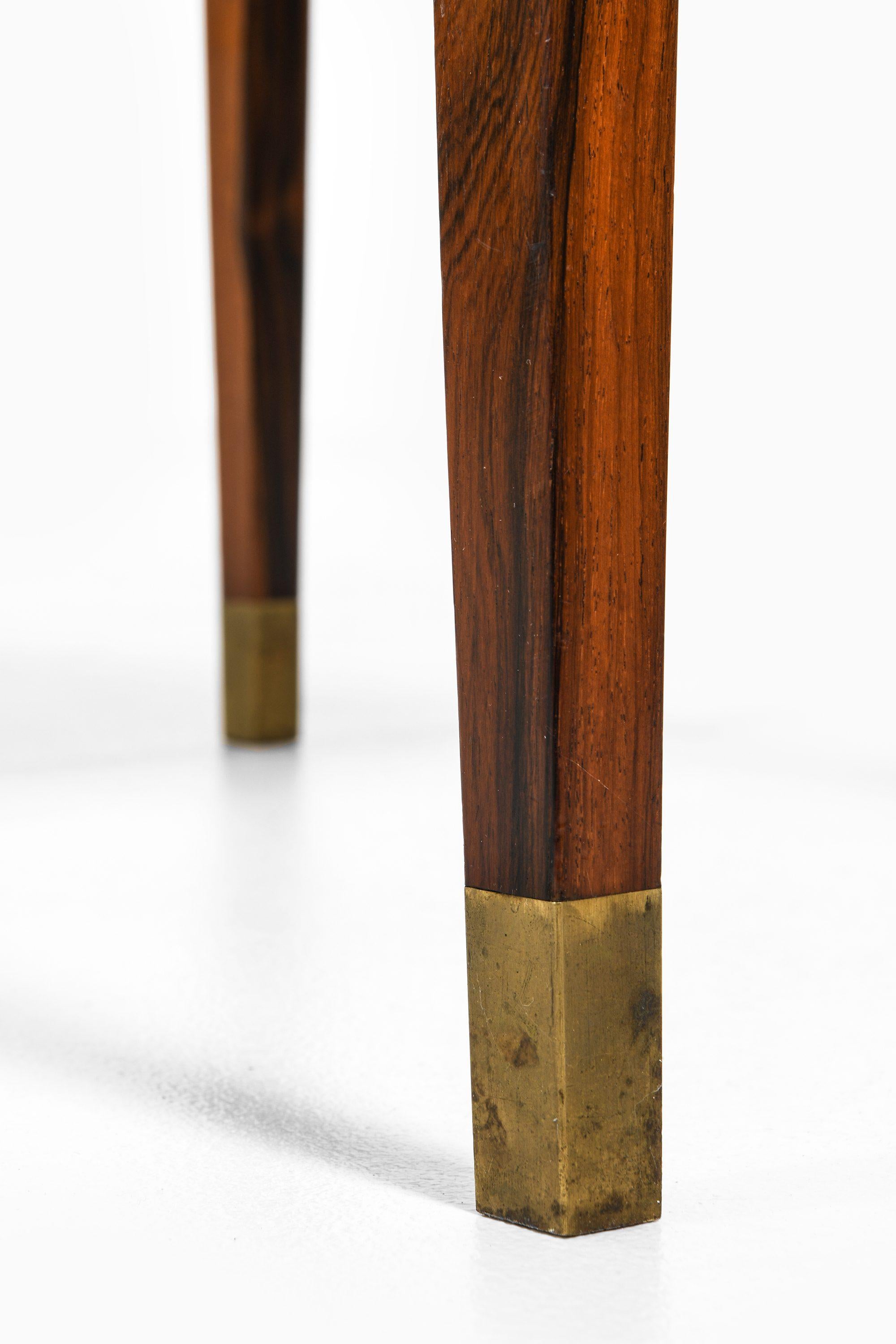 20ième siècle Table d'appoint en palissandre et verre, années 1960 en vente
