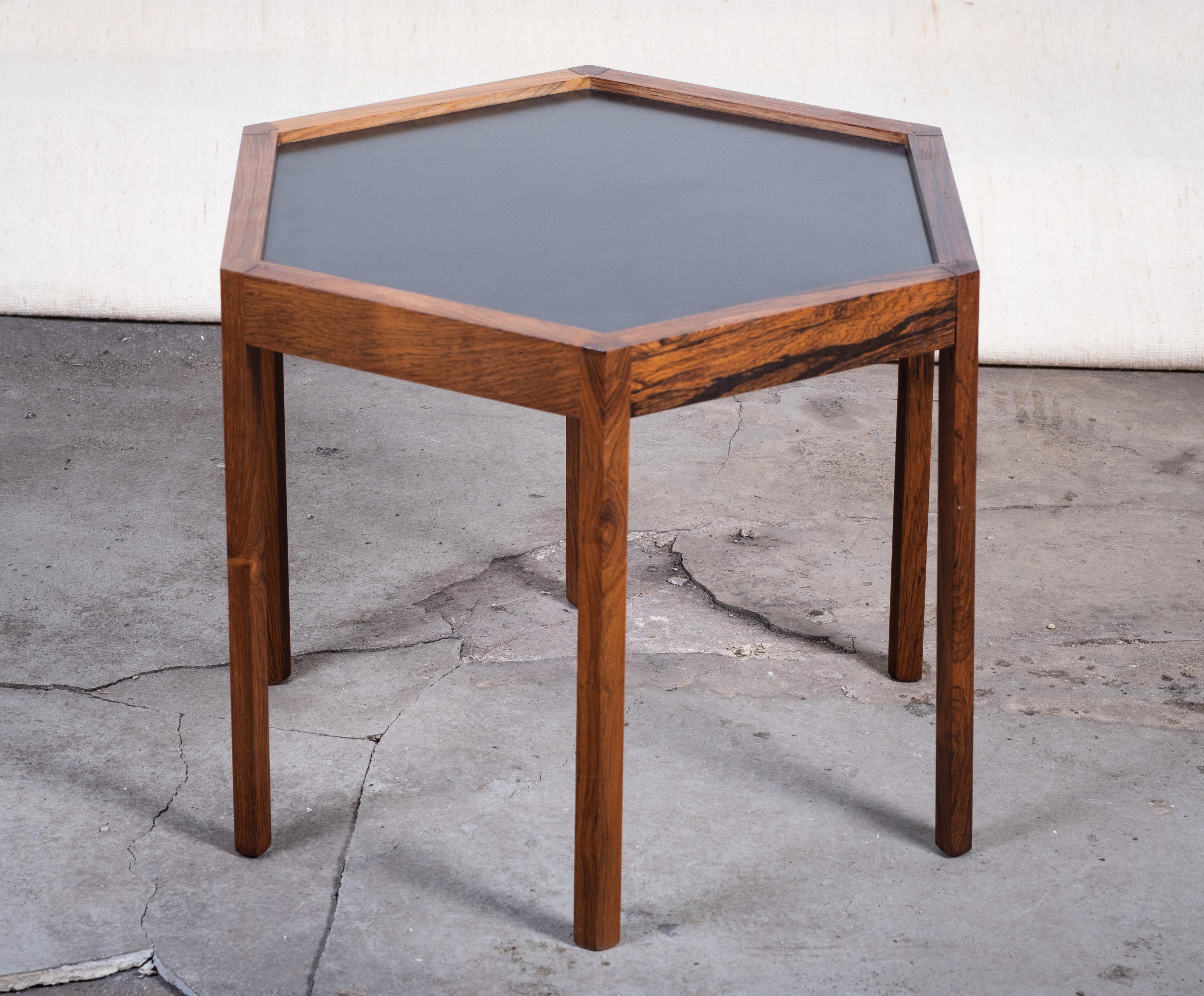 Mesa auxiliar diseñada por Hans Kristiansen Andersen en la década de 1960. Ejecutado en madera de palisandro con tapa de fórmica negra. La mesa tiene una distintiva forma octogonal y muestra las elegantes proporciones y la refinada artesanía