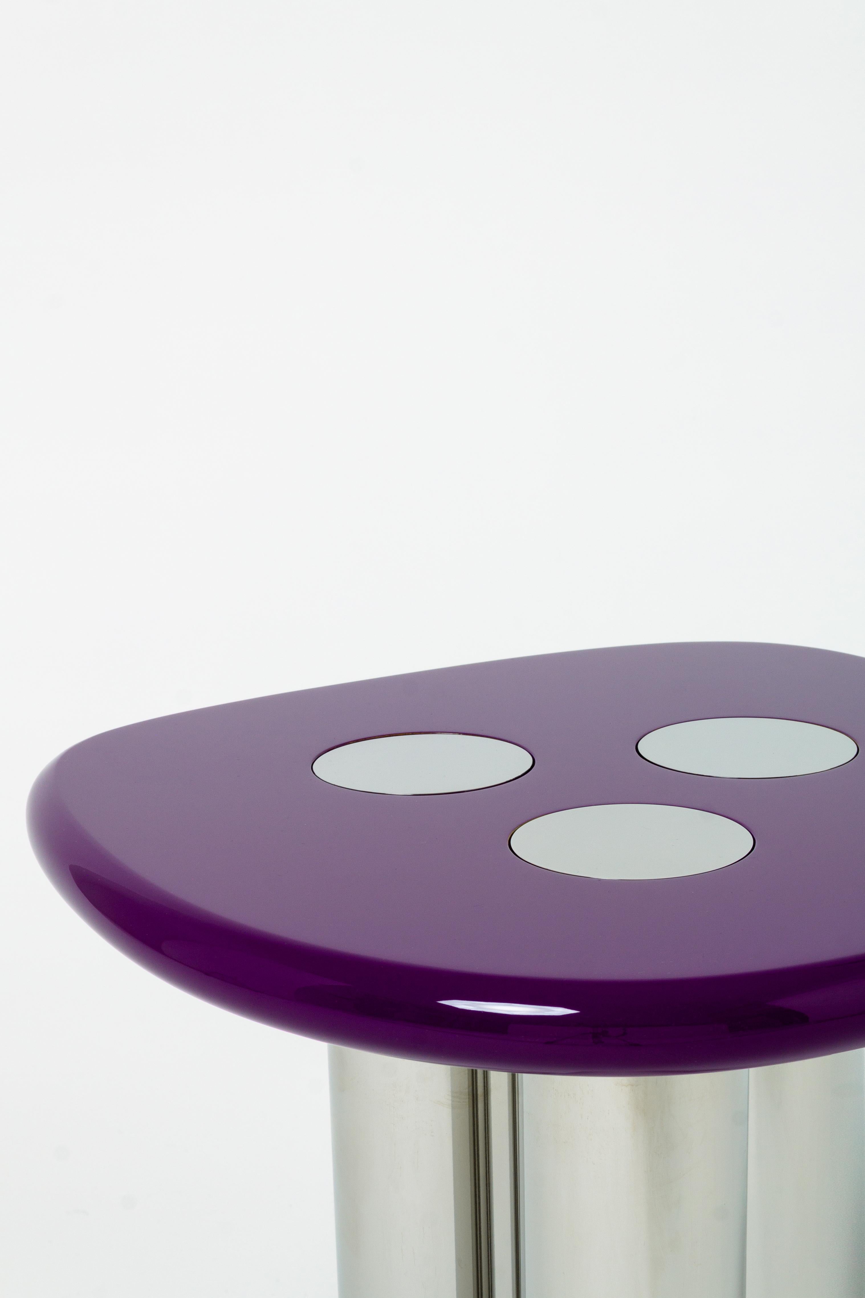 Cette table d'appoint de Reverso Studio représente une édition de pièces totalement personnalisées et fabriquées à la main en Italie avec les plus hauts standards de qualité de l'artisanat et des matériaux. 
La table d'appoint est fabriquée en acier