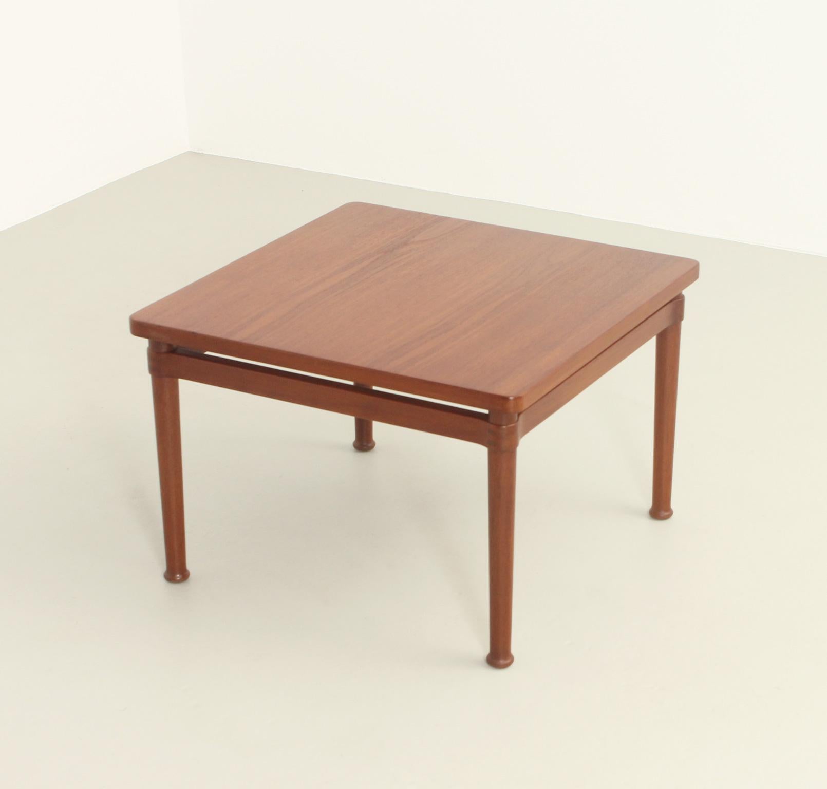 Side Table in Teak Wood by Kai Lyngfeldt Larsen for Søborg, 1950's In Good Condition For Sale In Barcelona, ES