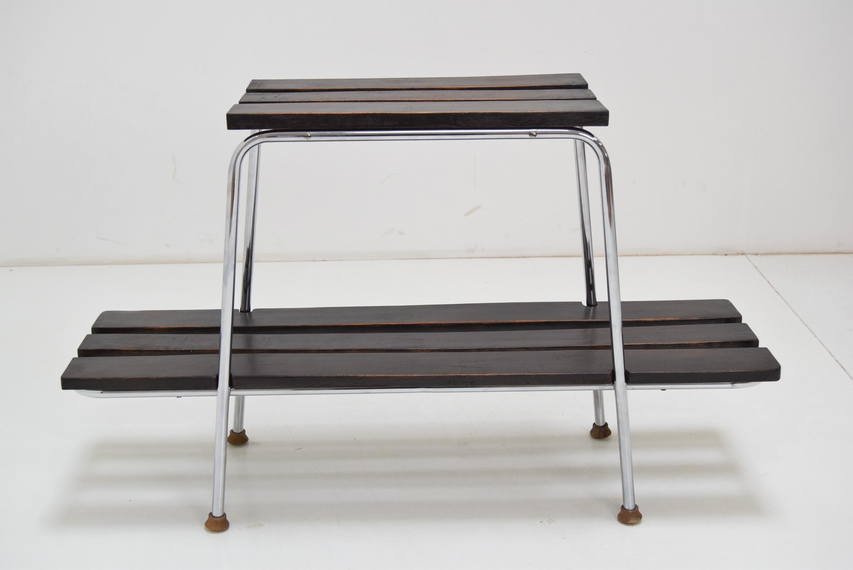 Fabriqué en Tchécoslovaquie
Fait en bois, chrome
avec patine d'ancienneté
État original.