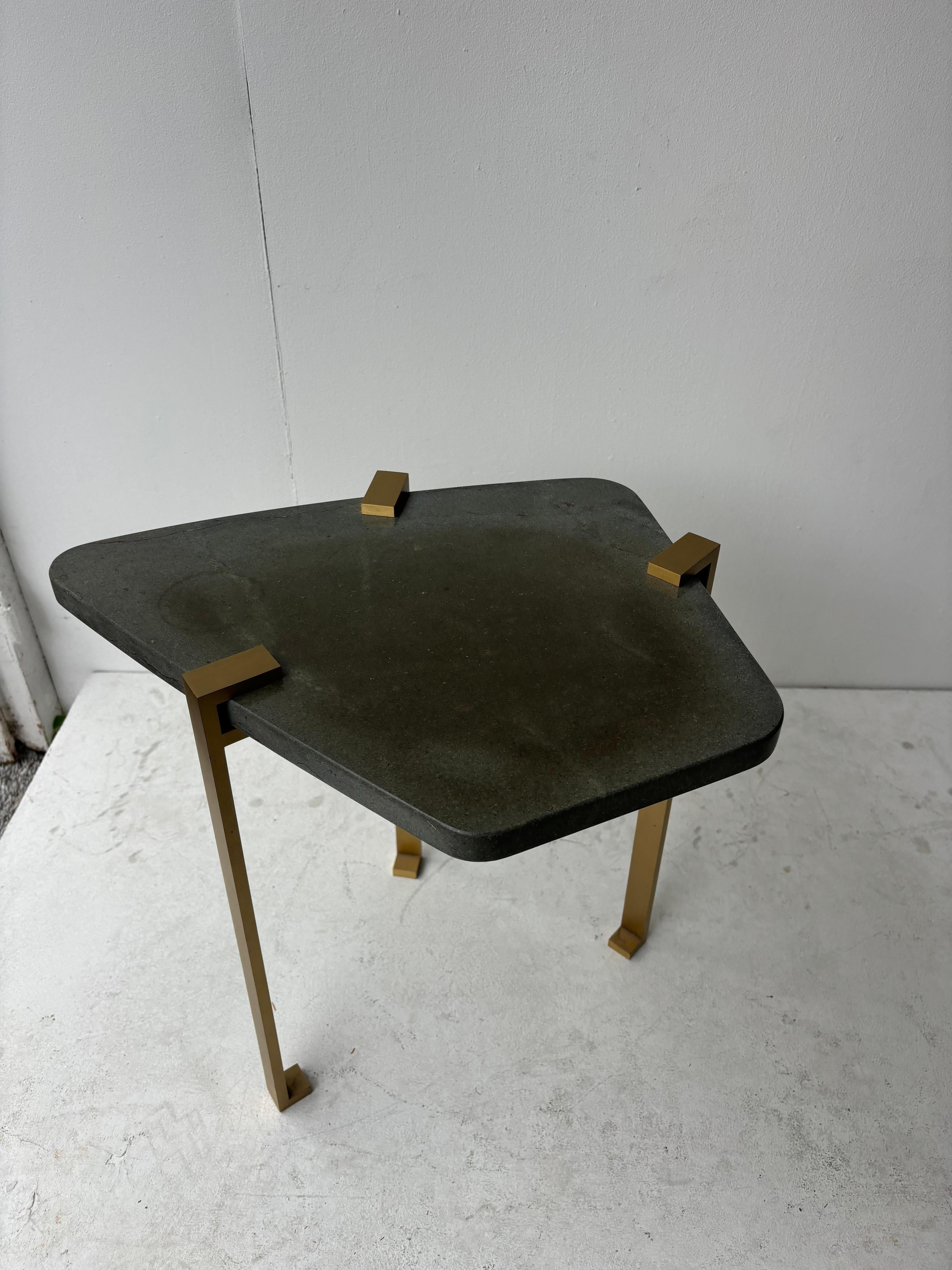 Beistelltisch nach dem Geschmack von Marc Du Plantier (Messing) im Angebot