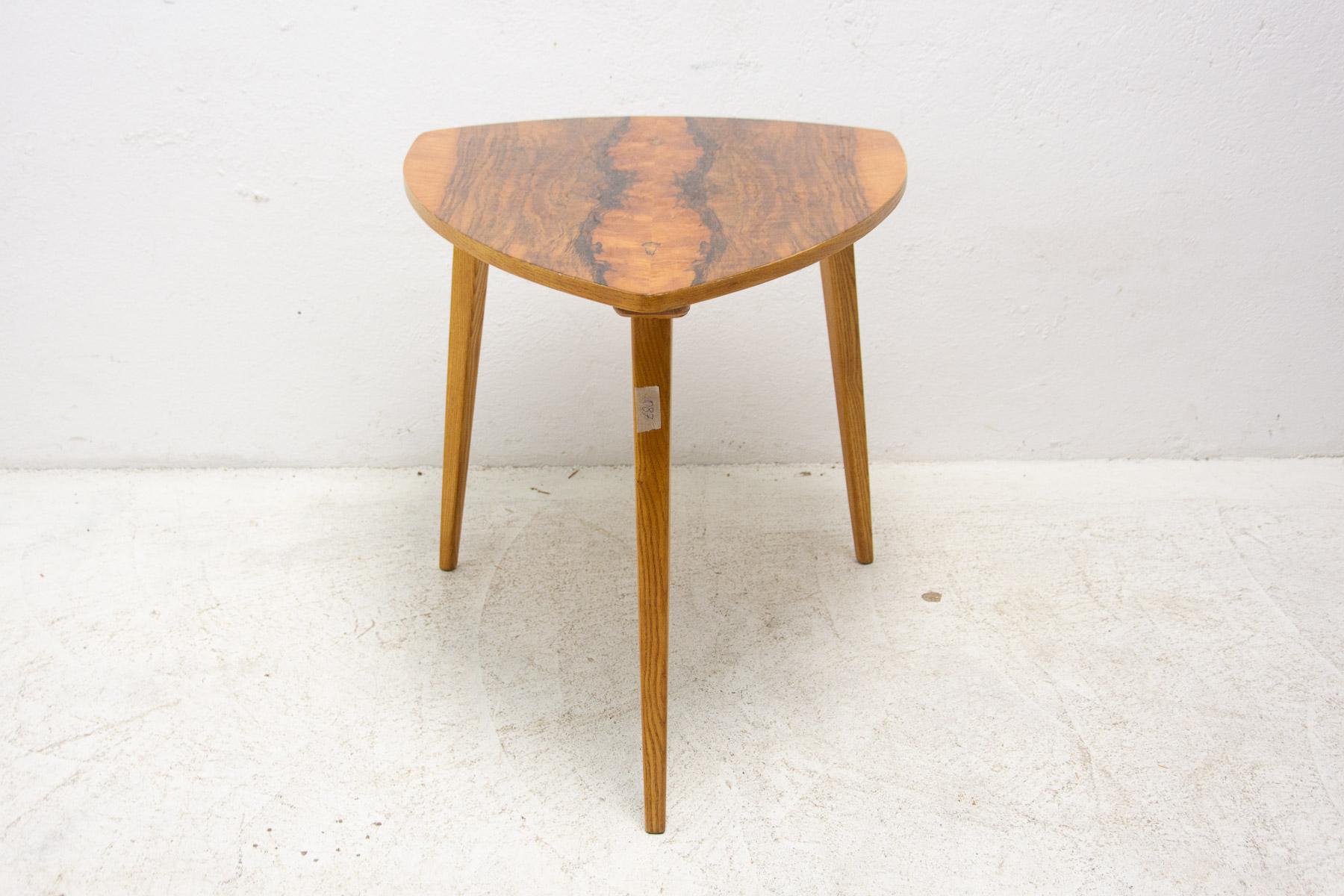 Table d'appoint en noyer, années 1970, Tchécoslovaquie en vente 2