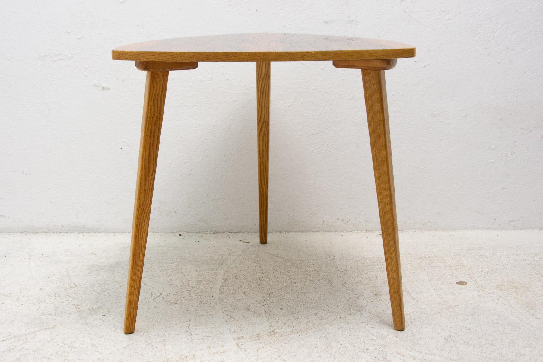 Table d'appoint en noyer, années 1970, Tchécoslovaquie en vente 4