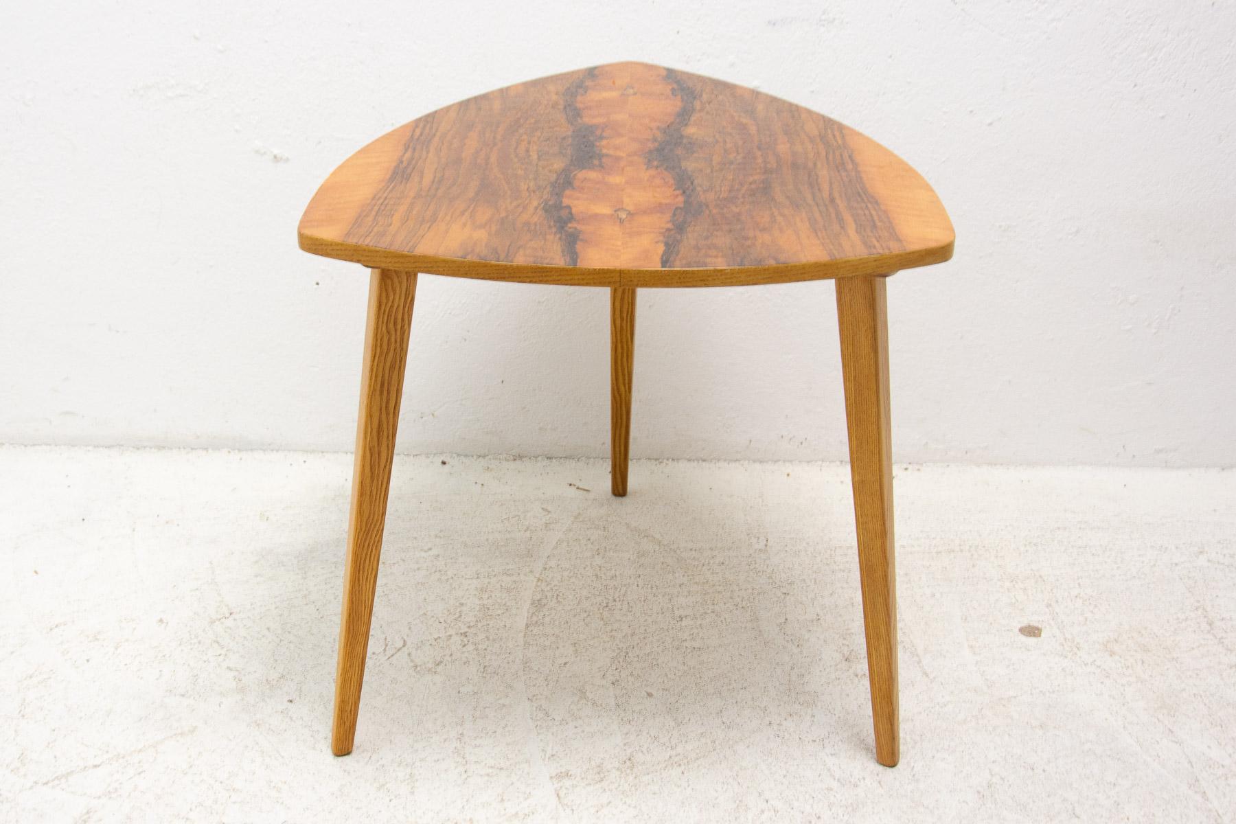 Table d'appoint en noyer, années 1970, Tchécoslovaquie en vente 5